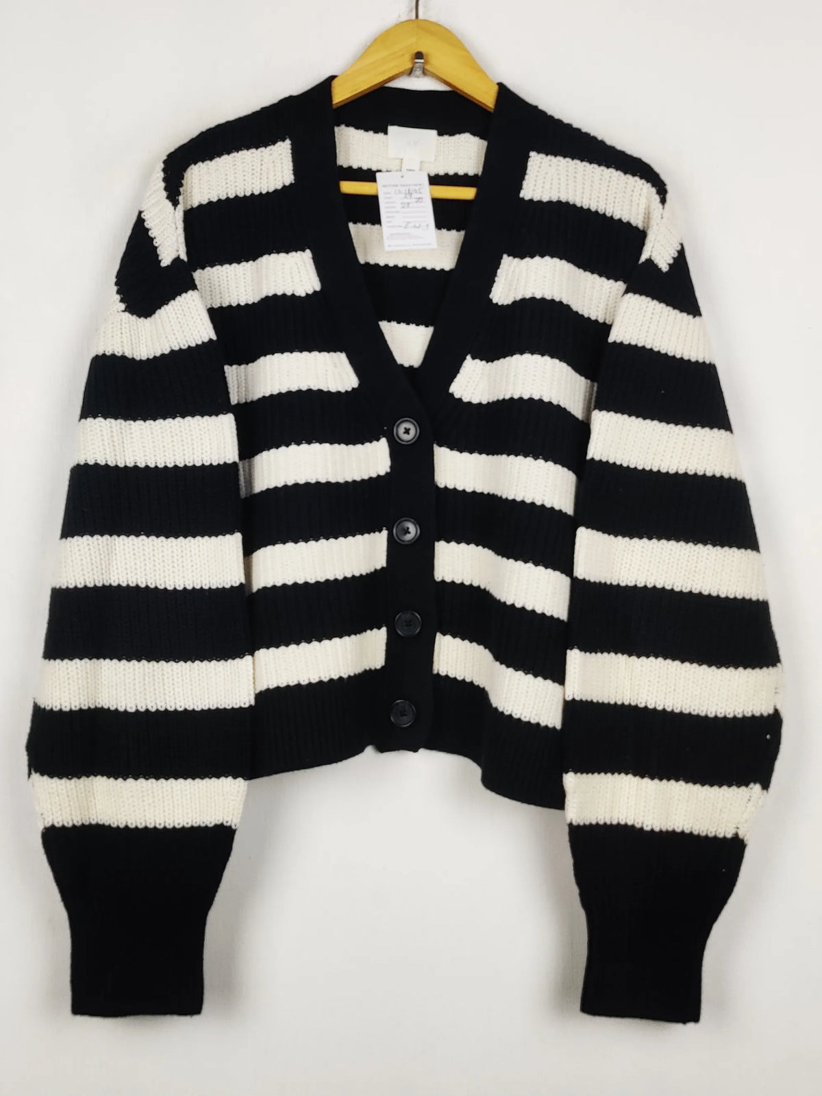 Buy online pre-used pre-loved 100% authentic & Original branded H&M (LS-18195) available in Pakistan. Top international brands avilable.