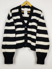 Buy online pre-used pre-loved 100% authentic & Original branded H&M (LS-18195) available in Pakistan. Top international brands avilable.