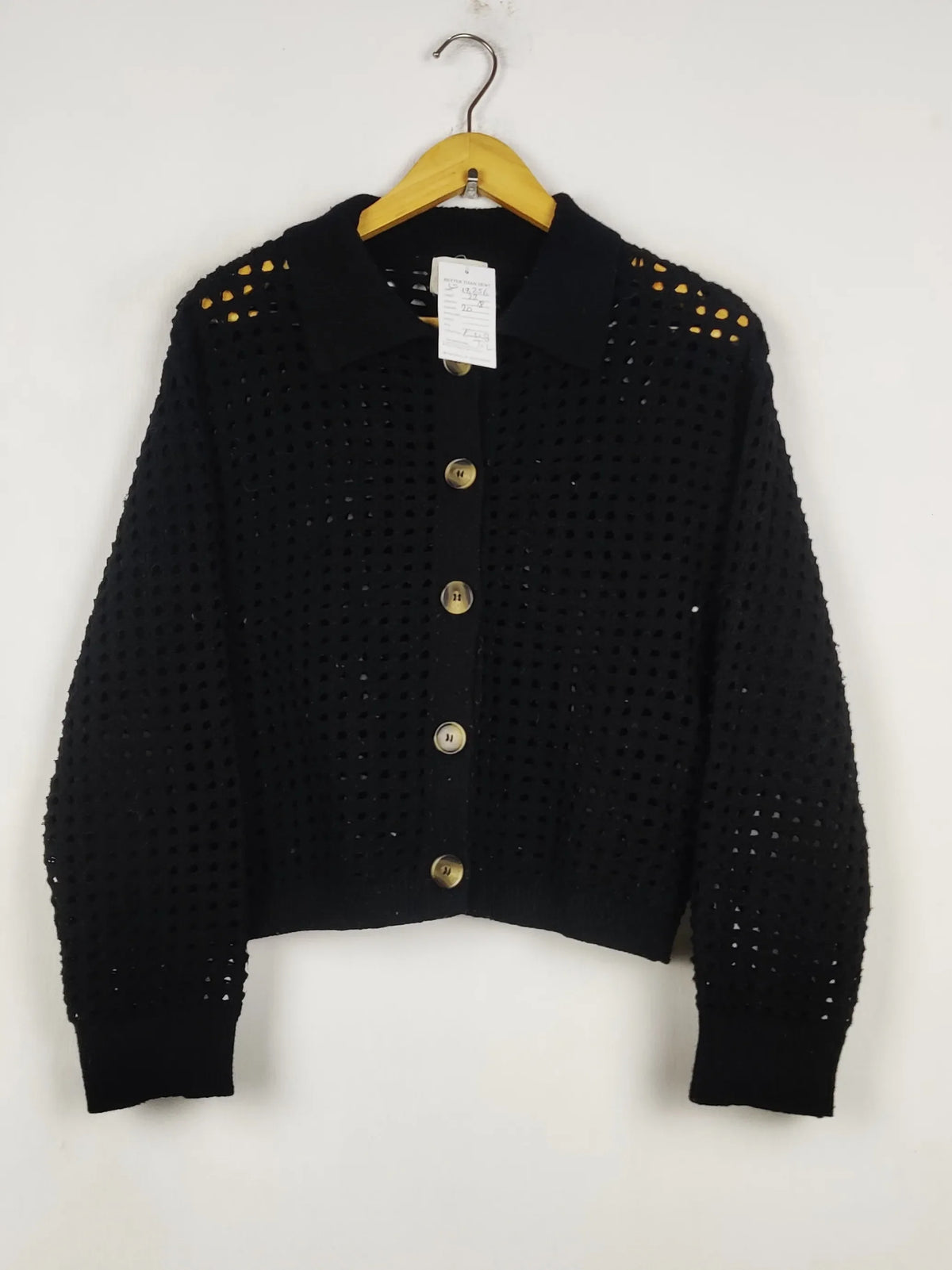 Buy online pre-used pre-loved 100% authentic & Original branded H&M (LS-18256) available in Pakistan. Top international brands avilable.