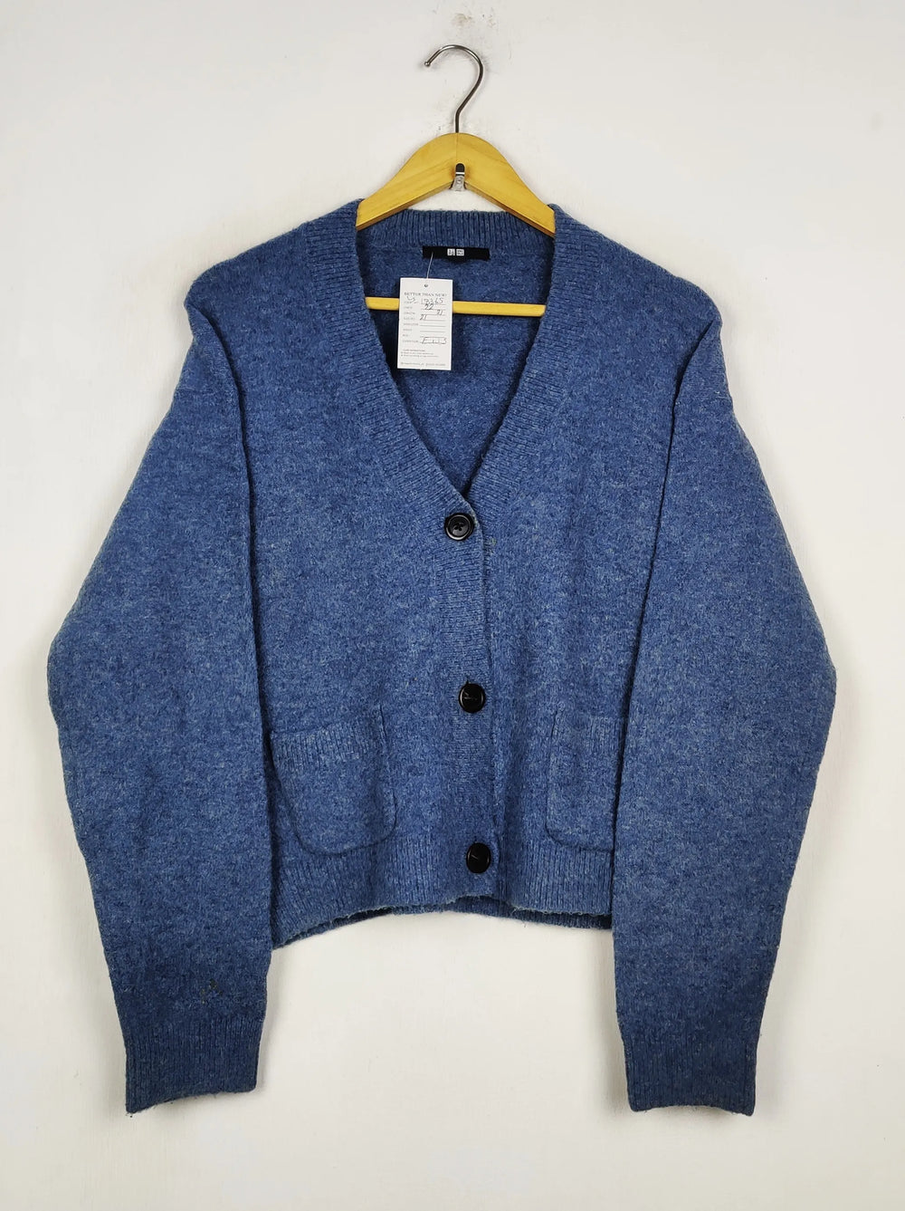 Buy online pre-used pre-loved 100% authentic & Original branded Uniqlo (LS-18365) available in Pakistan. Top international brands avilable.