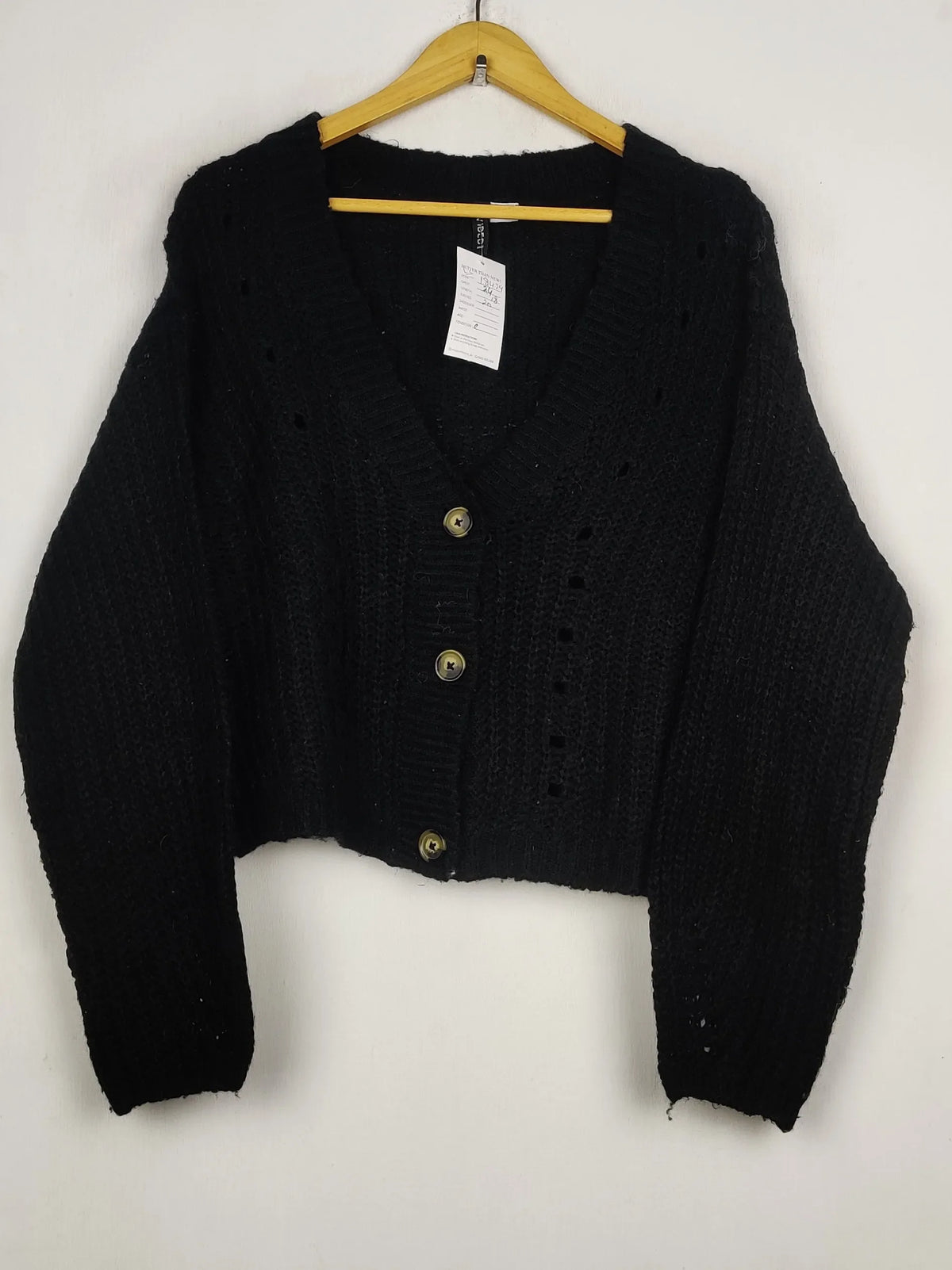 Buy online pre-used pre-loved 100% authentic & Original branded H&M (LS-18439) available in Pakistan. Top international brands avilable.