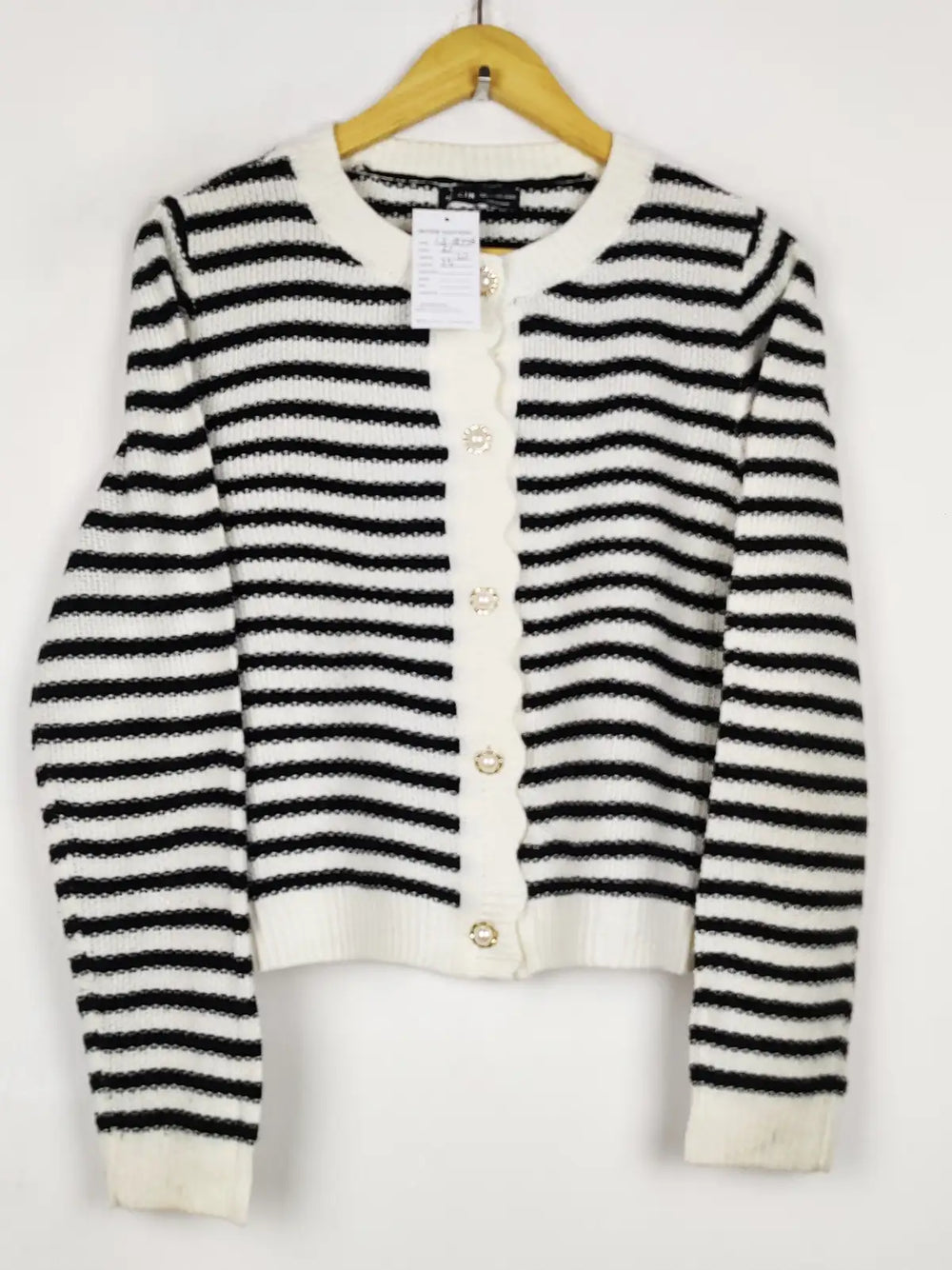 Buy online pre-used pre-loved 100% authentic & Original branded Unknown Brand (LS-18776) available in Pakistan. Top international brands avilable.
