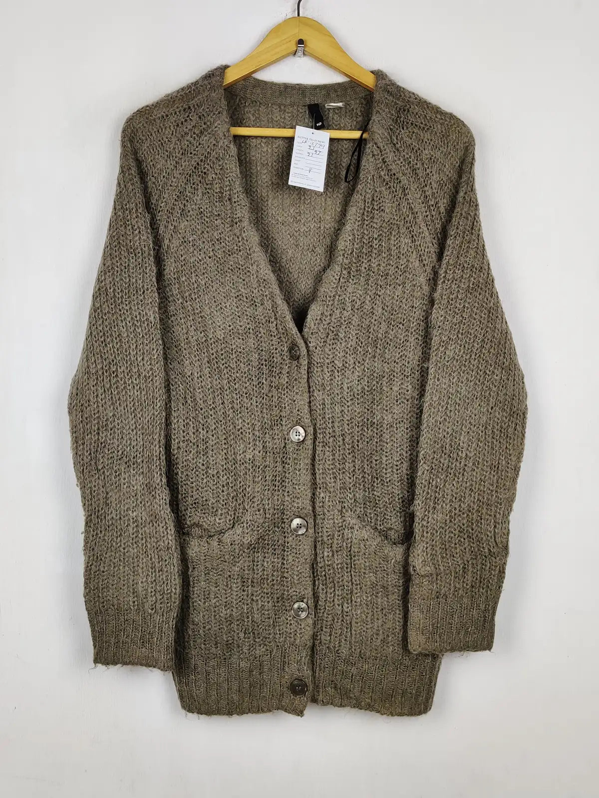 Buy online pre-used pre-loved 100% authentic & Original branded H&M (LS-18799) available in Pakistan. Top international brands avilable.