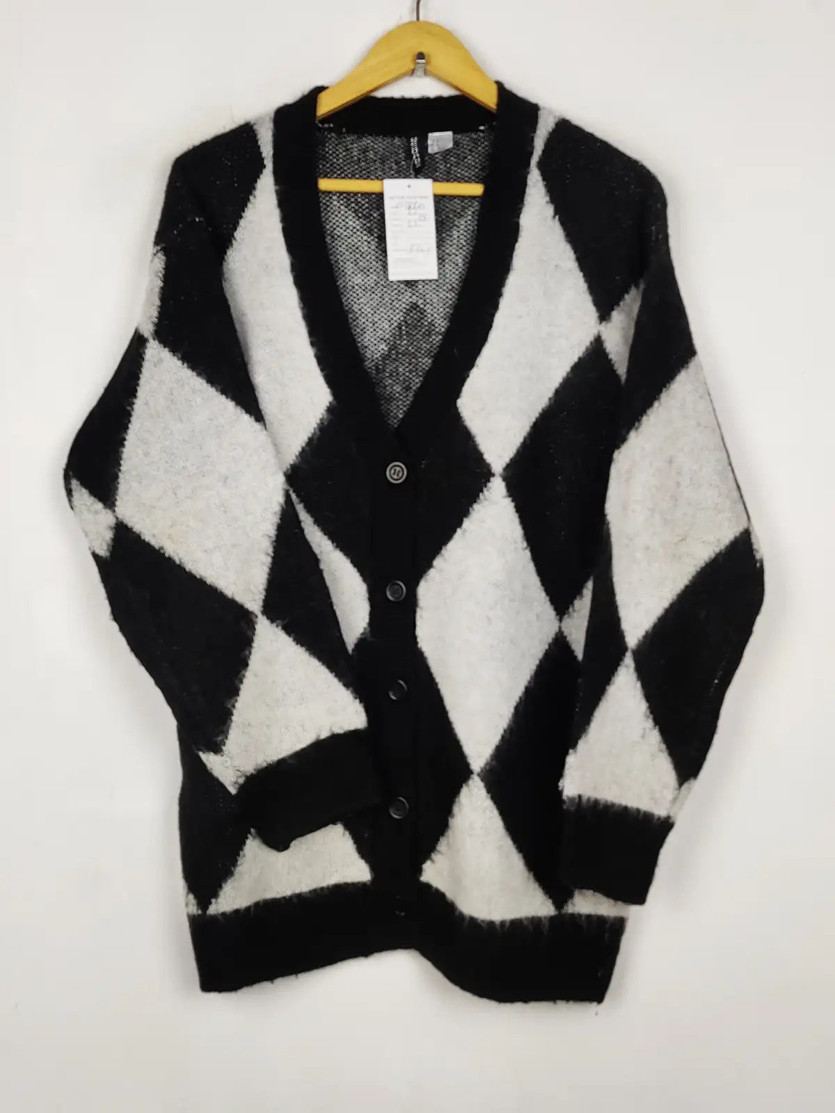 Buy online pre-used pre-loved 100% authentic & Original branded H&M (LS-18810) available in Pakistan. Top international brands avilable.