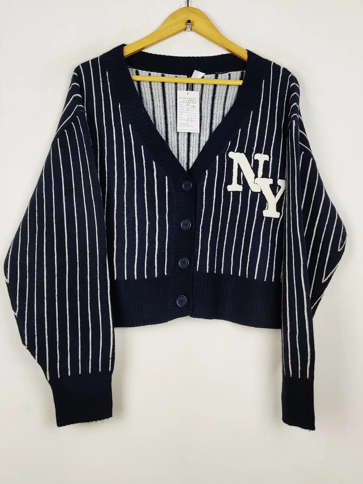 Buy online pre-used pre-loved 100% authentic & Original branded H&M (LS-18892) available in Pakistan. Top international brands avilable.