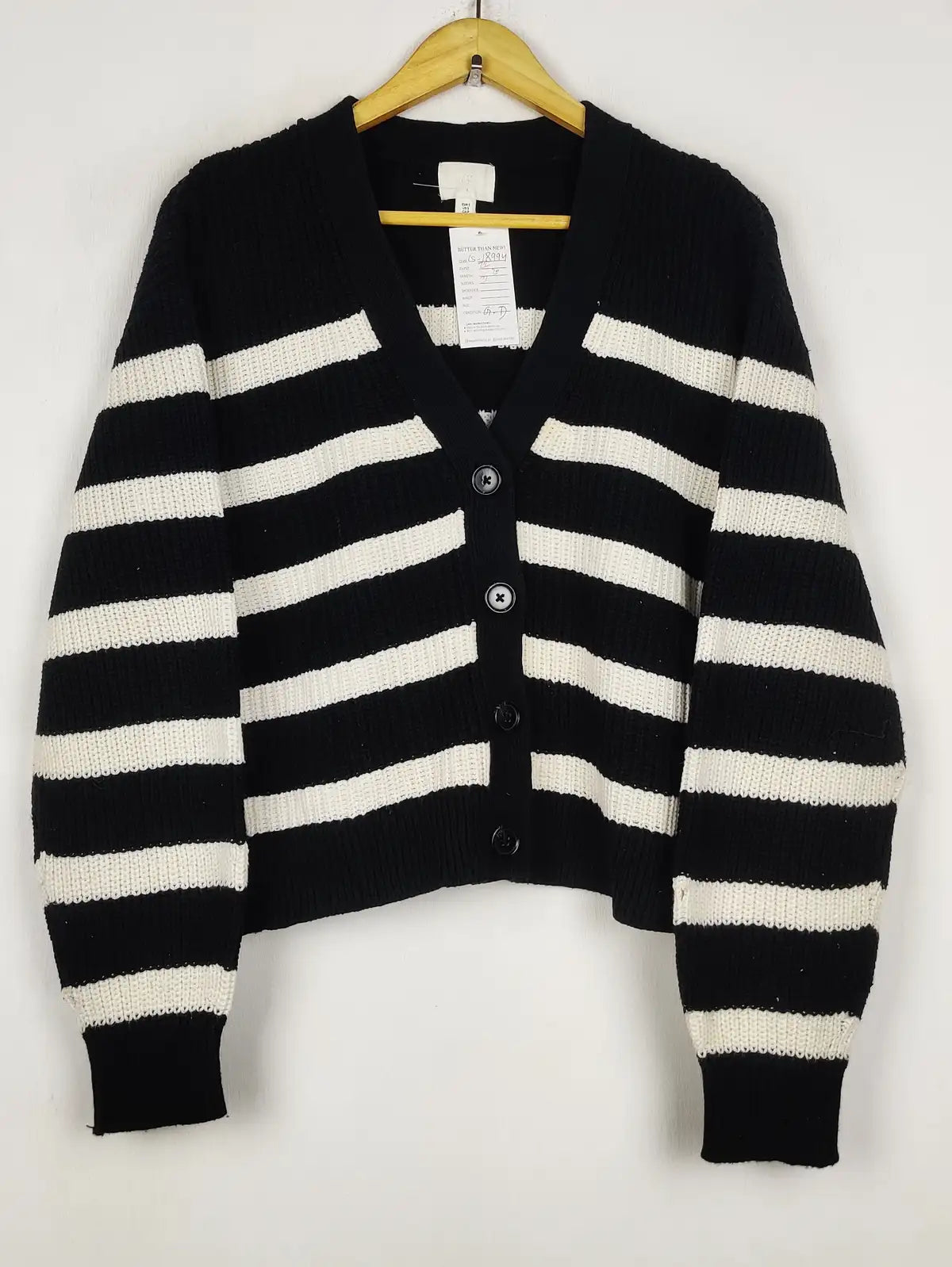 Buy online pre-used pre-loved 100% authentic & Original branded H&M (LS-18994) available in Pakistan. Top international brands avilable.