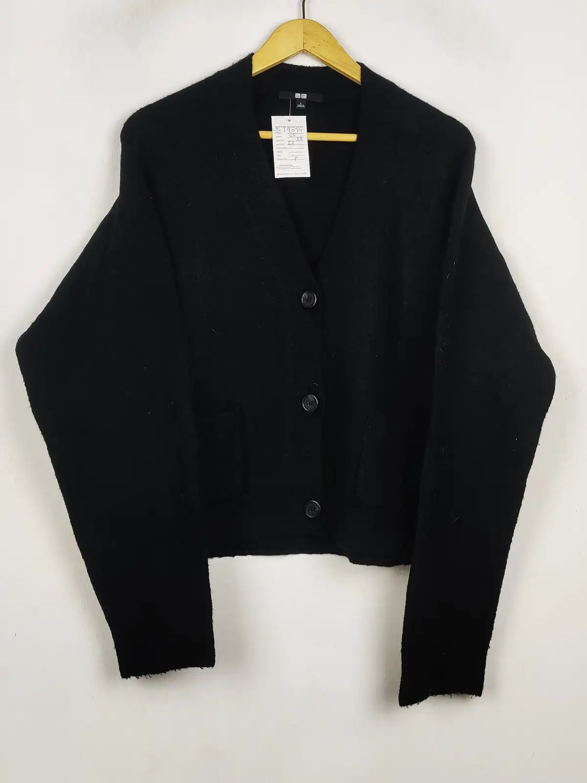 Buy online pre-used pre-loved 100% authentic & Original branded Uniqlo (LS-19079) available in Pakistan. Top international brands avilable.