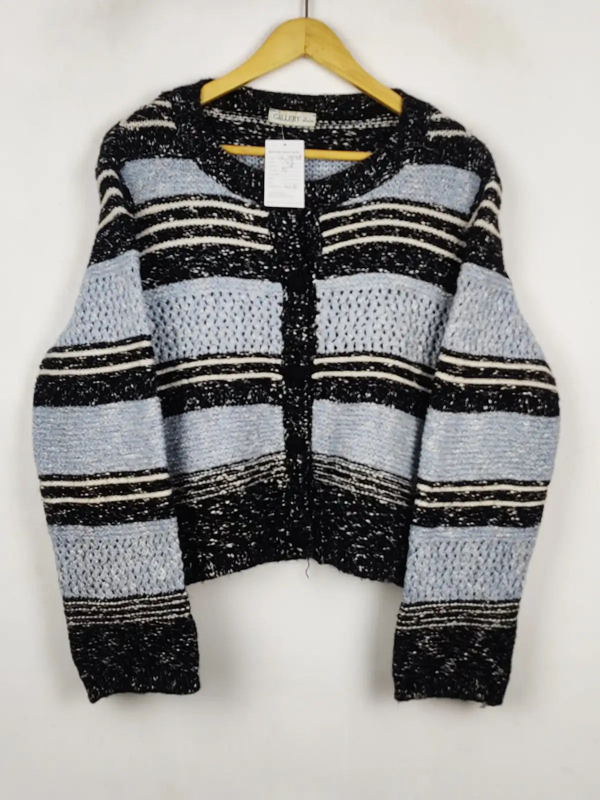 Buy online pre-used pre-loved 100% authentic & Original branded Gallery (LS-19148) available in Pakistan. Top international brands avilable.