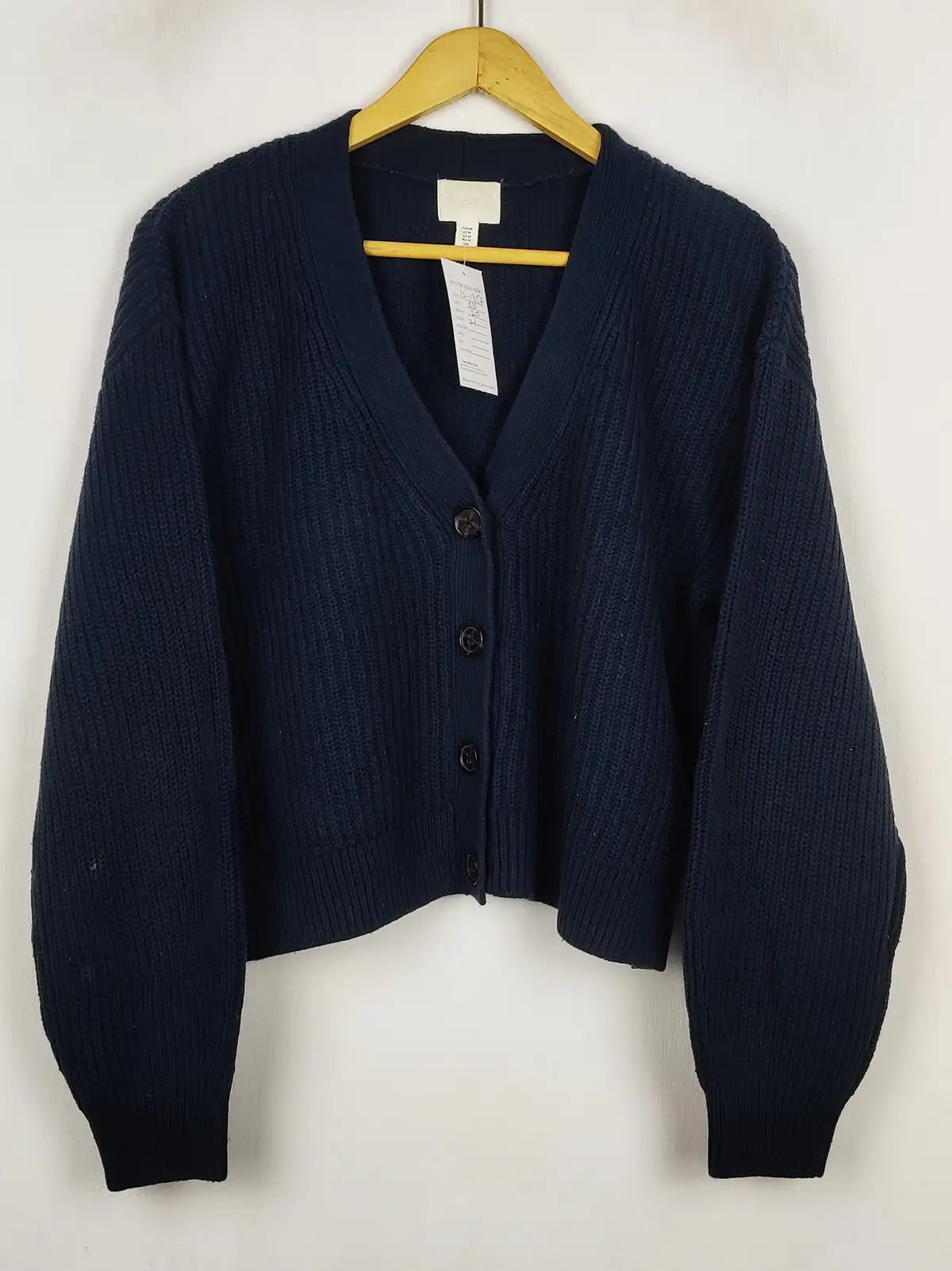 Buy online pre-used pre-loved 100% authentic & Original branded H&M (LS-19157) available in Pakistan. Top international brands avilable.