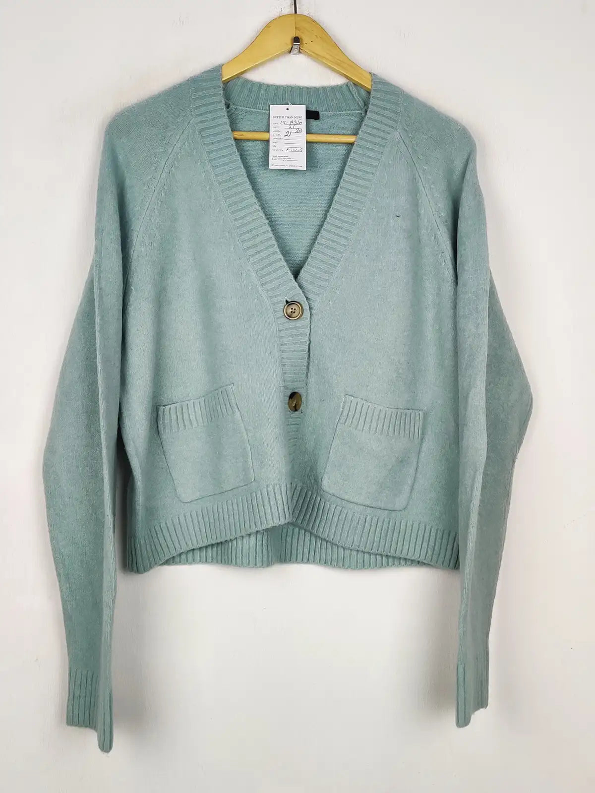 Buy online pre-used pre-loved 100% authentic & Original branded Uniqlo (LS-19350) available in Pakistan. Top international brands avilable.