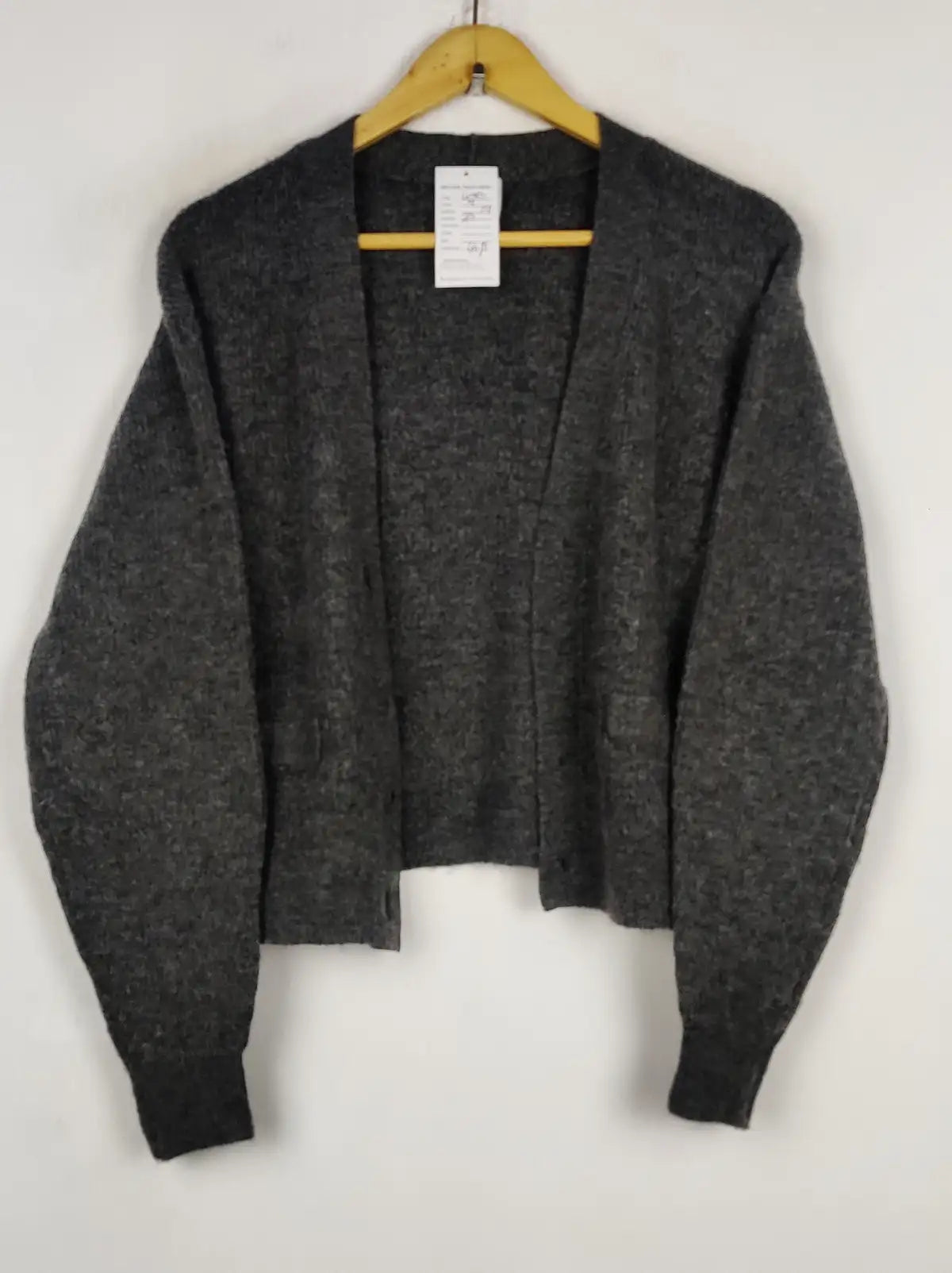 Buy online pre-used pre-loved 100% authentic & Original branded H&M (LS-19671) available in Pakistan. Top international brands avilable.