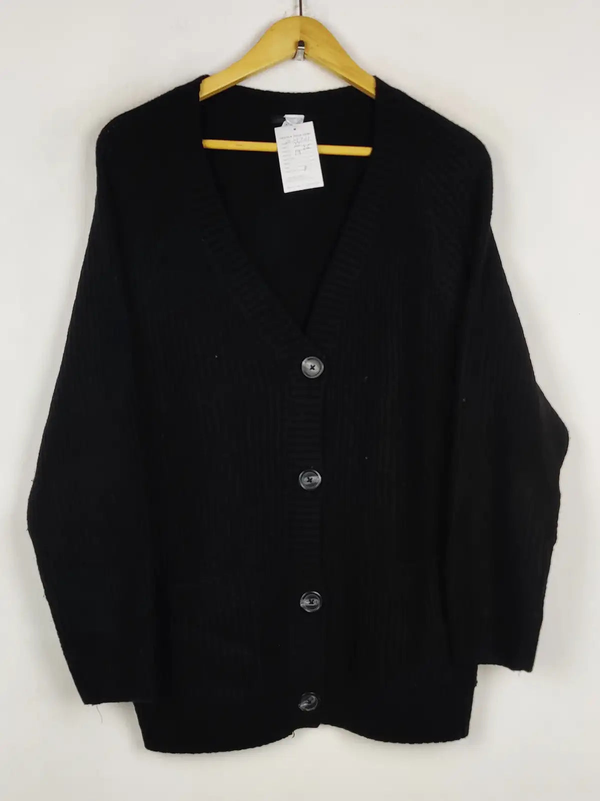 Buy online pre-used pre-loved 100% authentic & Original branded H&M (LS-19761) available in Pakistan. Top international brands avilable.