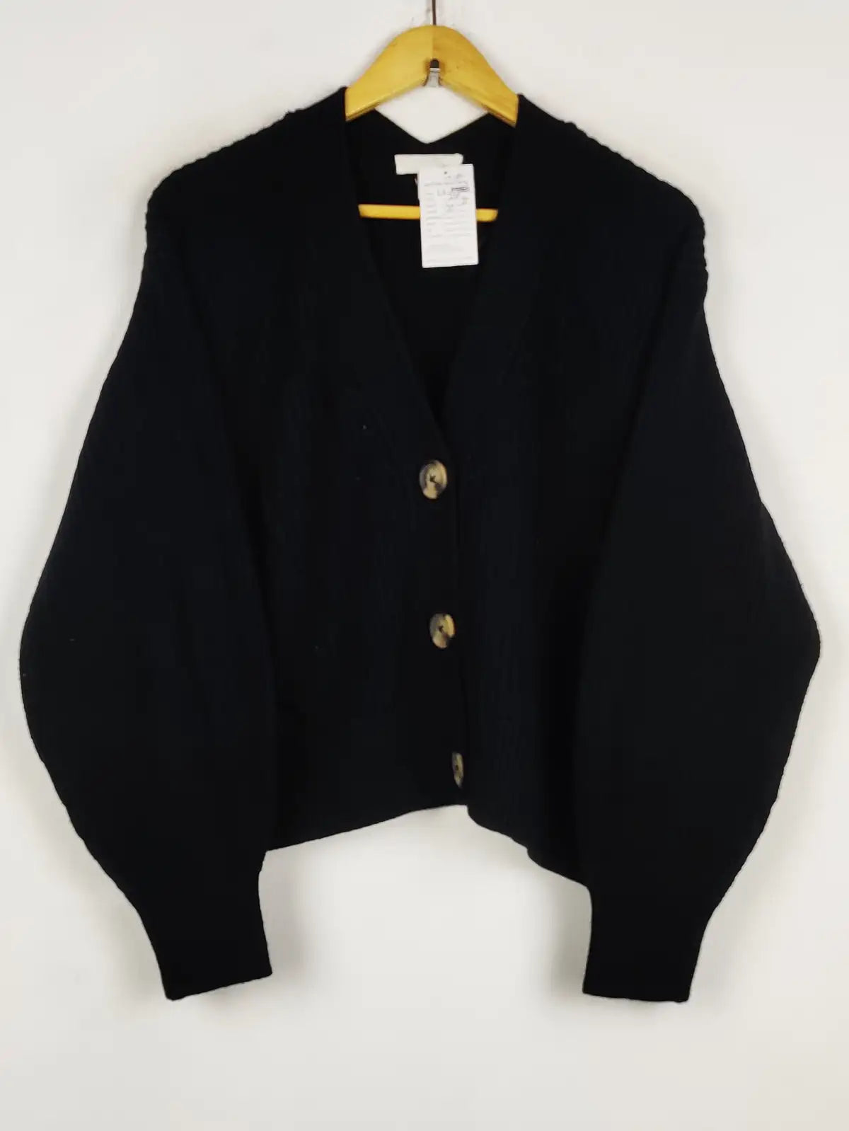 Buy online pre-used pre-loved 100% authentic & Original branded H&M (LS-19780) available in Pakistan. Top international brands avilable.