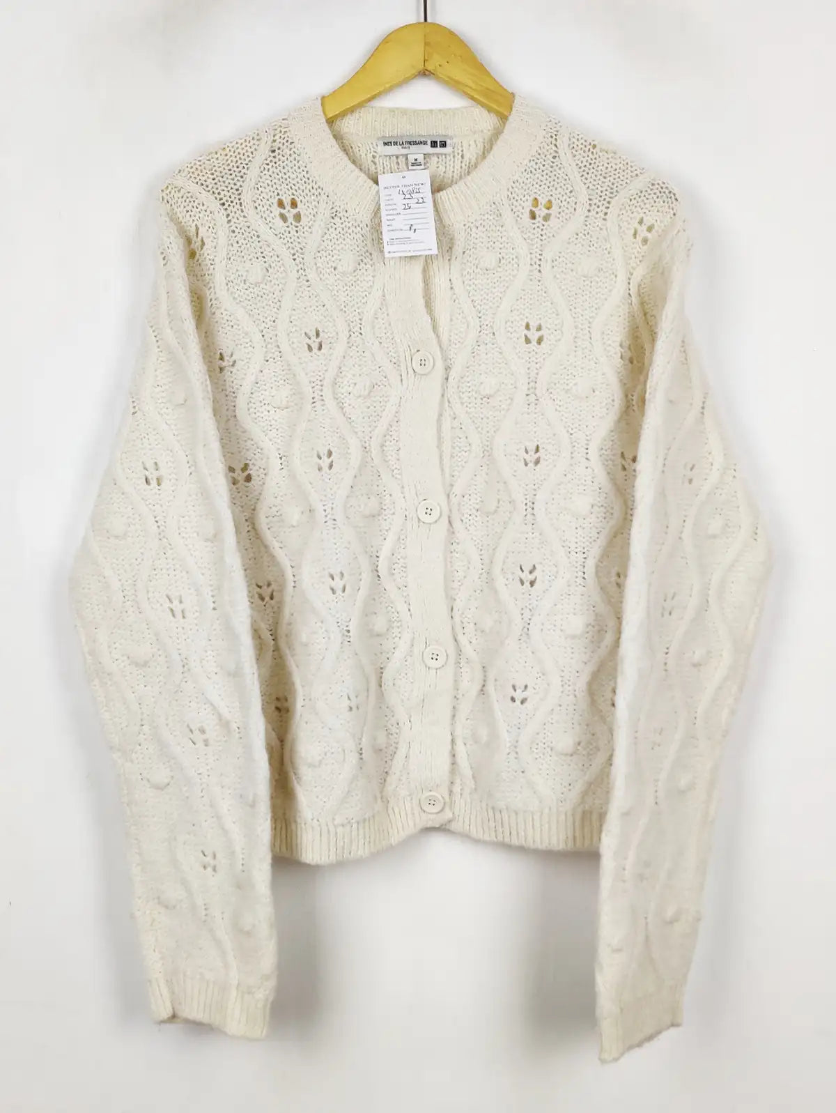 Buy online pre-used pre-loved 100% authentic & Original branded Uniqlo (LS-19835) available in Pakistan. Top international brands avilable.