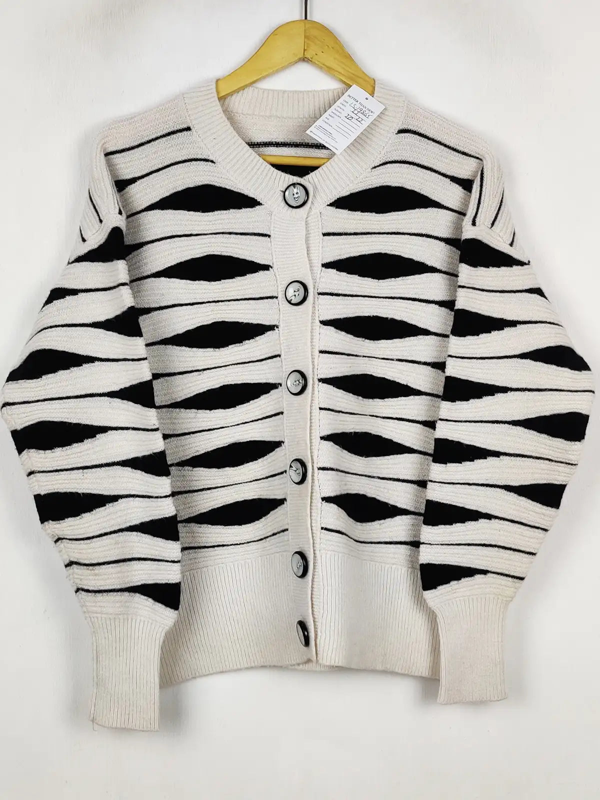 Buy online pre-used pre-loved 100% authentic & Original branded Gallery (LS-19865) available in Pakistan. Top international brands avilable.