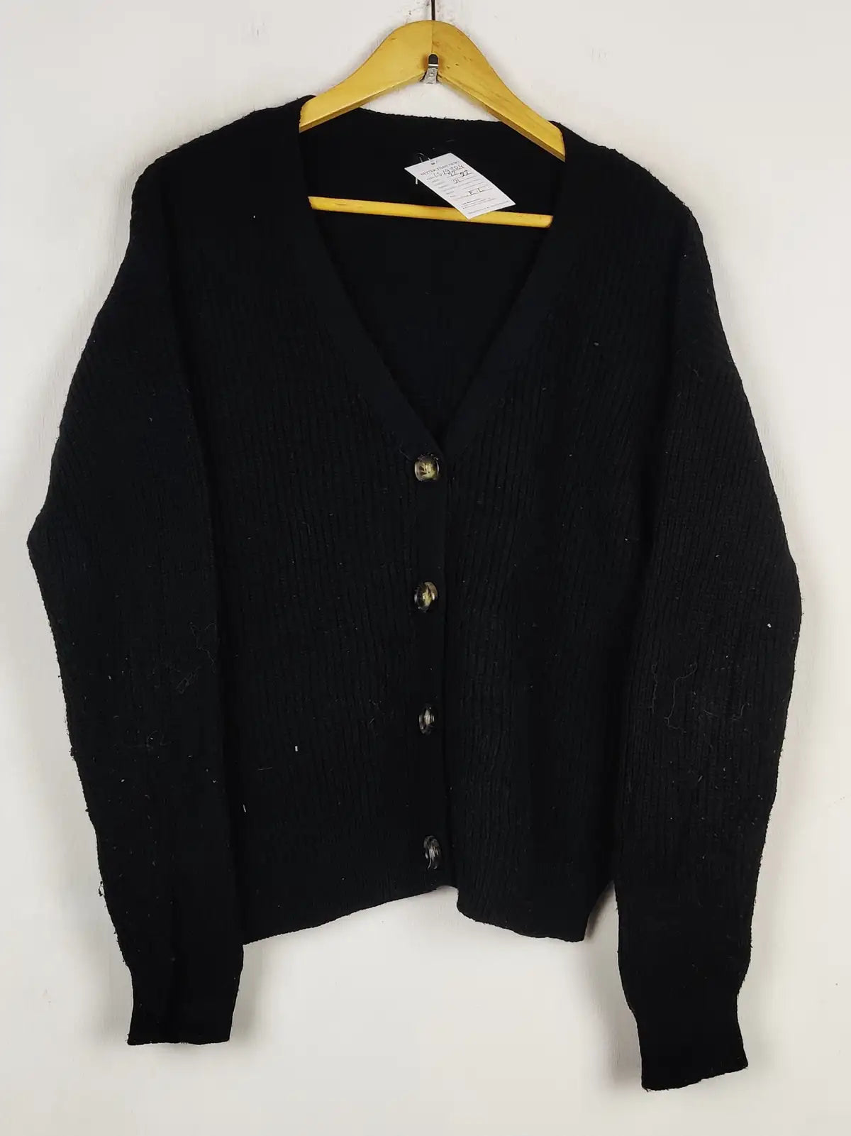 Buy online pre-used pre-loved 100% authentic & Original branded Pieces (LS-19884) available in Pakistan. Top international brands avilable.