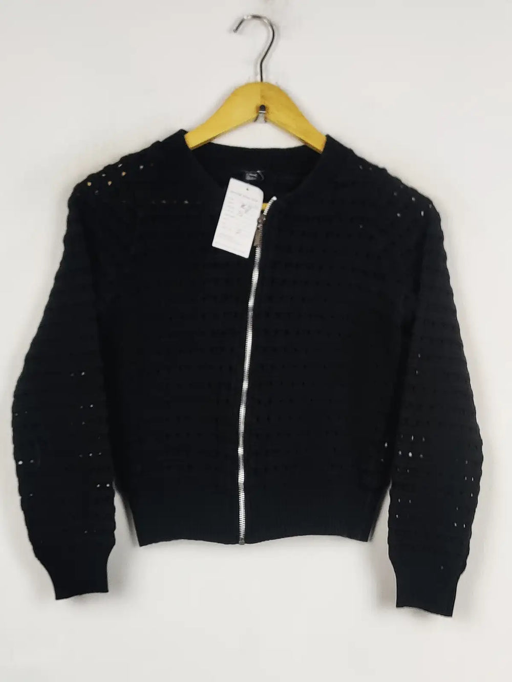 Buy online pre-used pre-loved 100% authentic & Original branded Atmosphere (LS-19938) available in Pakistan. Top international brands avilable.