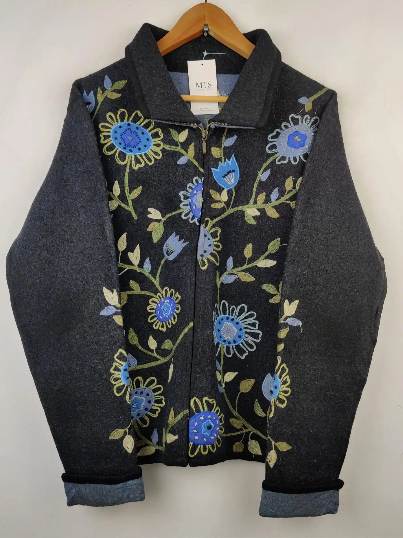 Buy online pre-used pre-loved 100% authentic & Original branded Unknown Brand (LS-5319) available in Pakistan. Top international brands avilable.