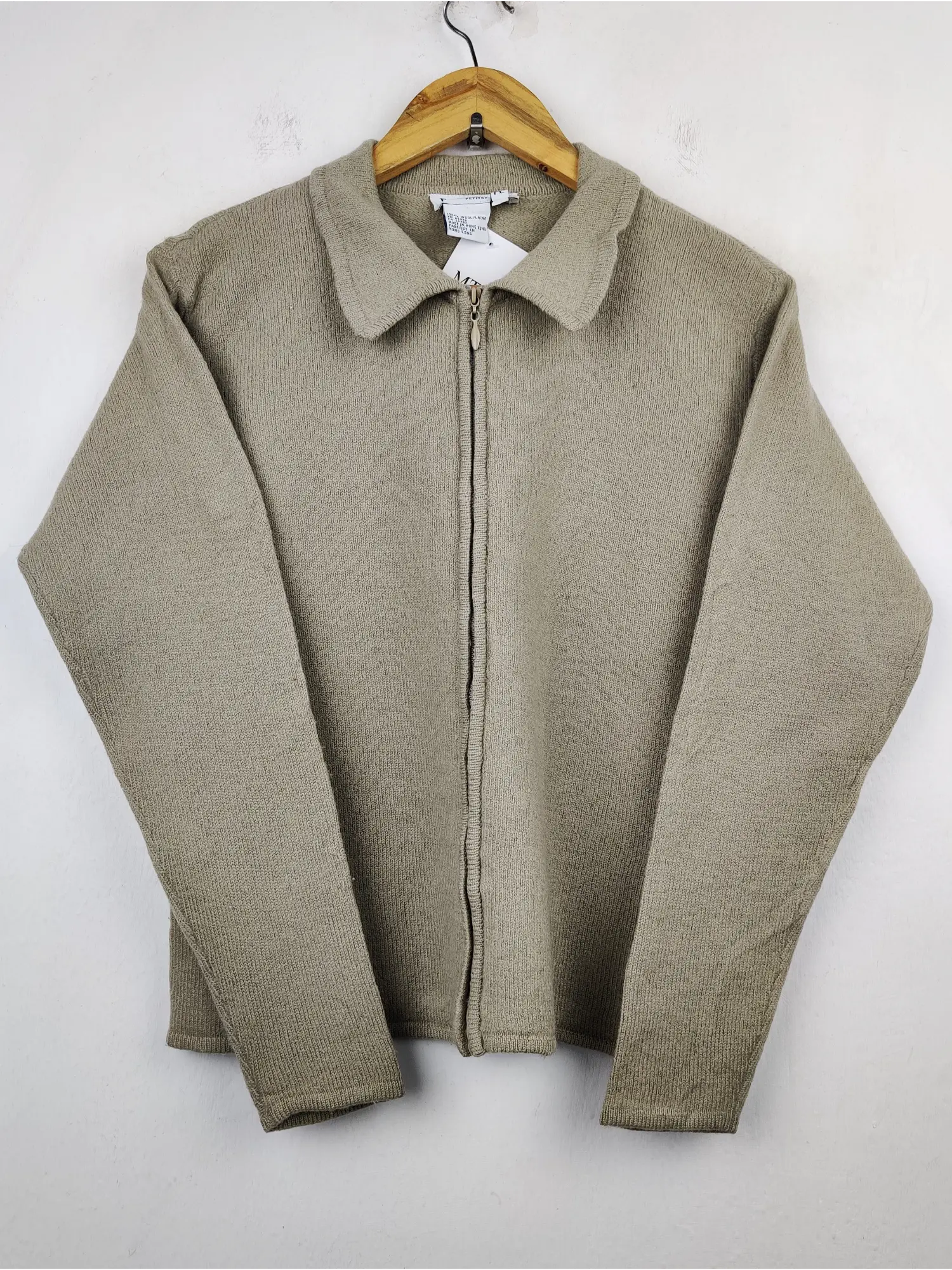 Buy online pre-used pre-loved 100% authentic & Original branded Robert Scott (LS-6490) available in Pakistan. Top international brands avilable.
