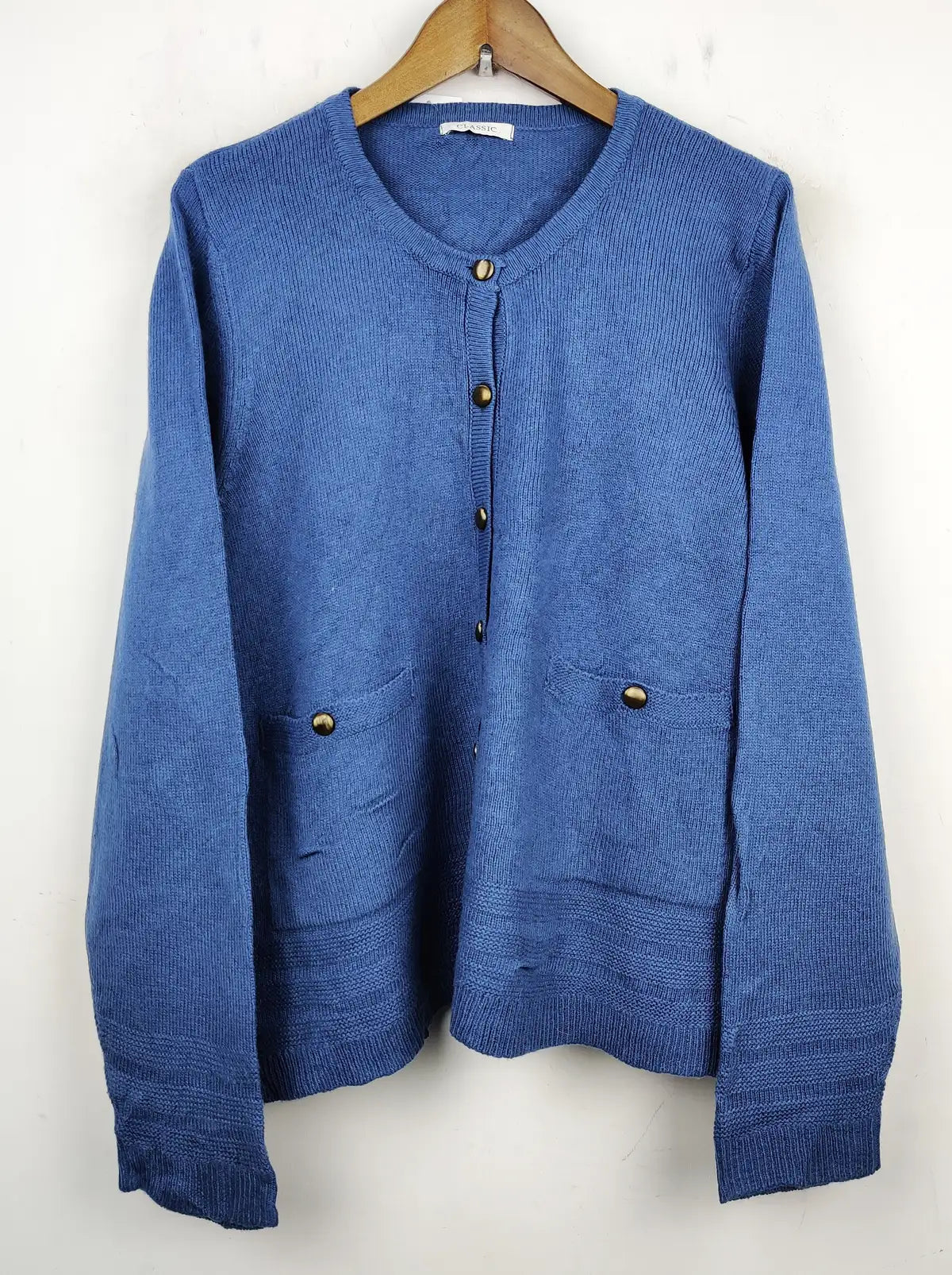 Buy online pre-used pre-loved 100% authentic & Original branded Classic (LS-7615) available in Pakistan. Top international brands avilable.
