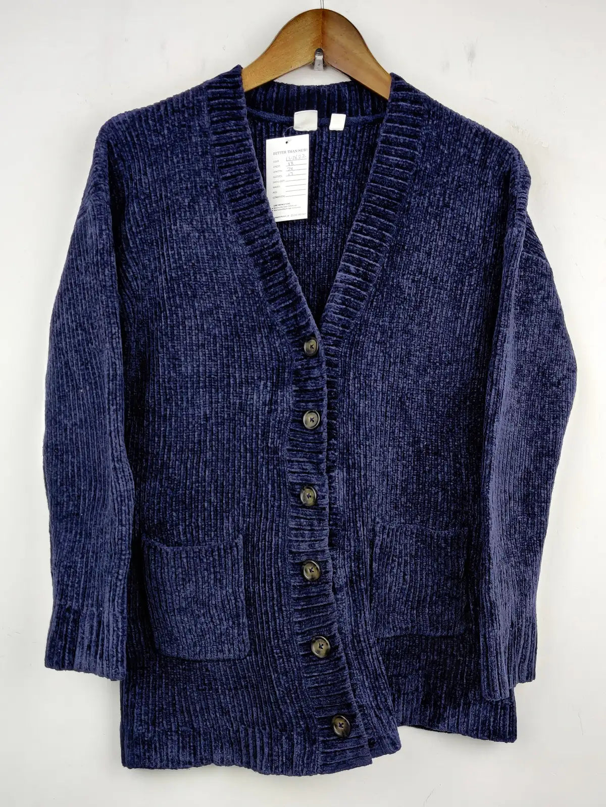 Buy online pre-used pre-loved 100% authentic & Original branded Gap (LS-7622) available in Pakistan. Top international brands avilable.