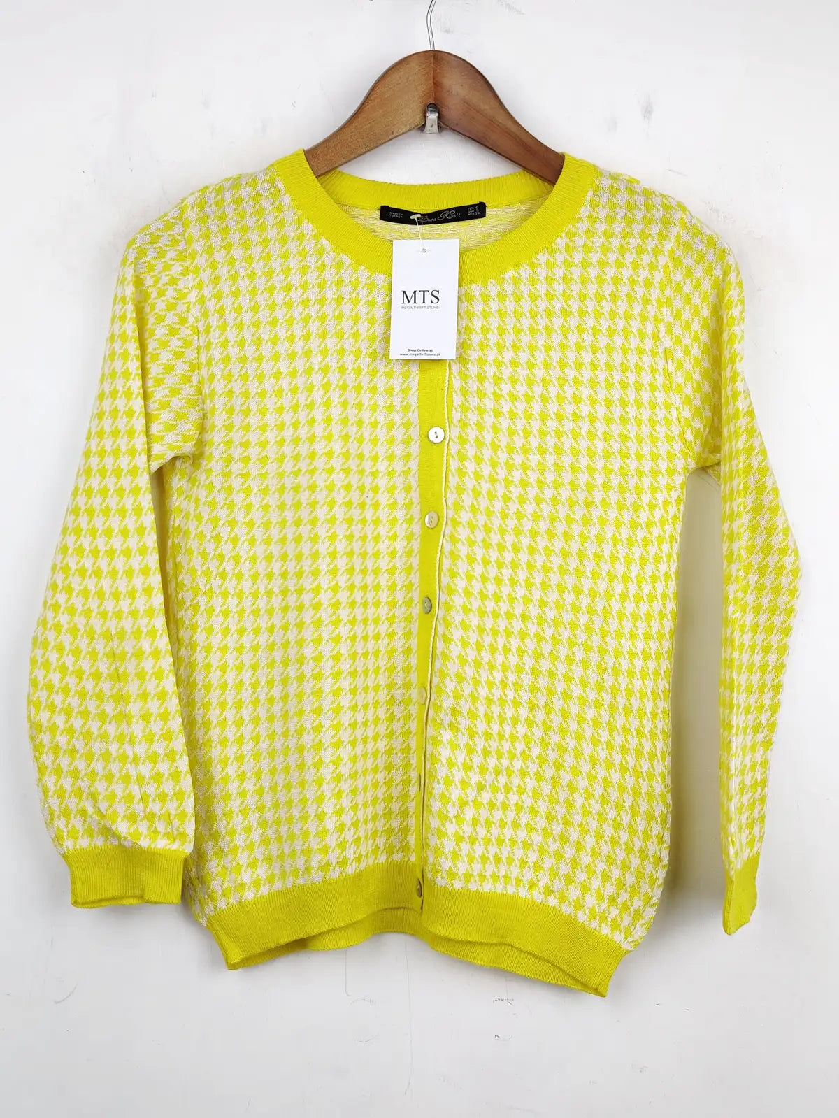 Buy online pre-used pre-loved 100% authentic & Original branded Zara Knit (LS-7624) available in Pakistan. Top international brands avilable.