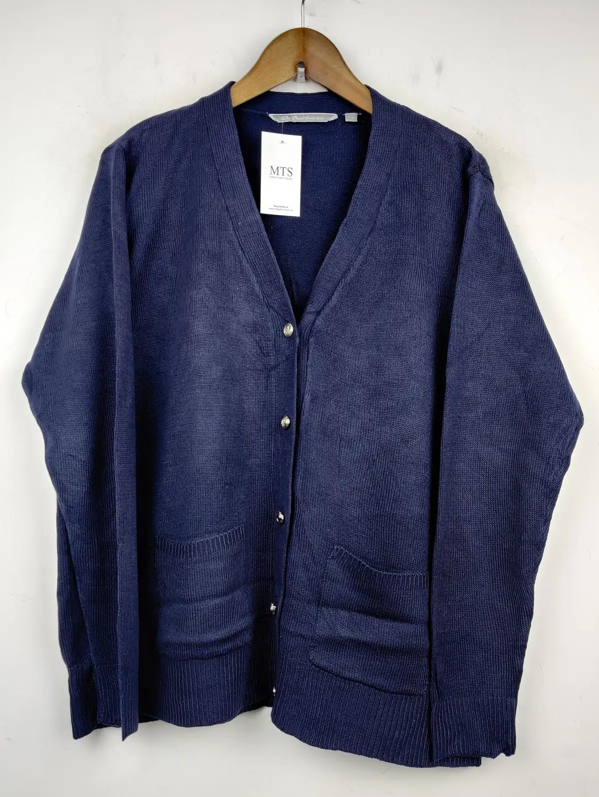 Buy online pre-used pre-loved 100% authentic & Original branded The Pearl Collection (LS-7640) available in Pakistan. Top international brands avilable.