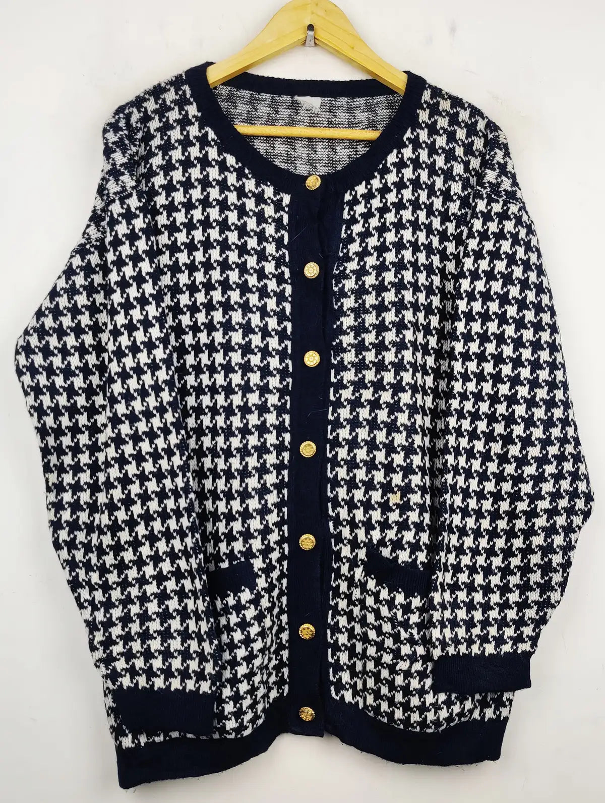 Buy online pre-used pre-loved 100% authentic & Original branded Unknown Brand (LS-7661) available in Pakistan. Top international brands avilable.