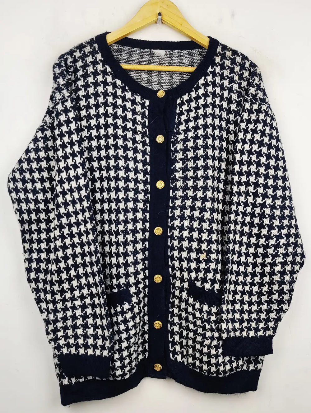 Buy online pre-used pre-loved 100% authentic & Original branded Unknown Brand (LS-7661) available in Pakistan. Top international brands avilable.