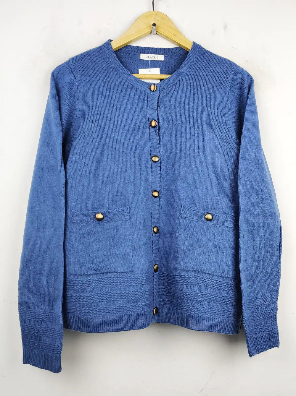 Buy online pre-used pre-loved 100% authentic & Original branded Classic (LS-7666) available in Pakistan. Top international brands avilable.