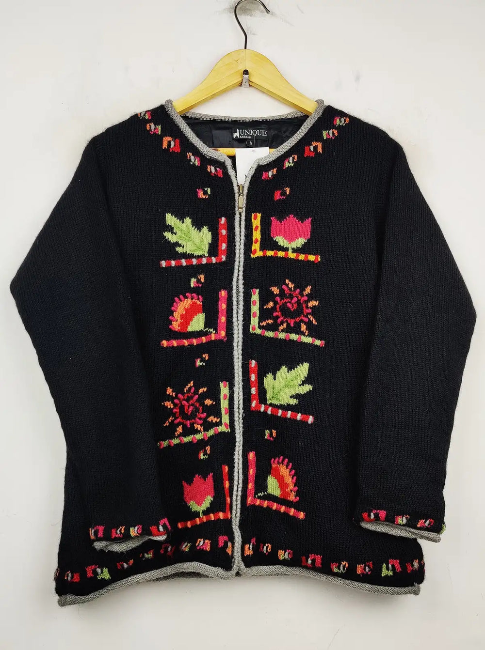 Buy online pre-used pre-loved 100% authentic & Original branded Unique (LS-7670) available in Pakistan. Top international brands avilable.