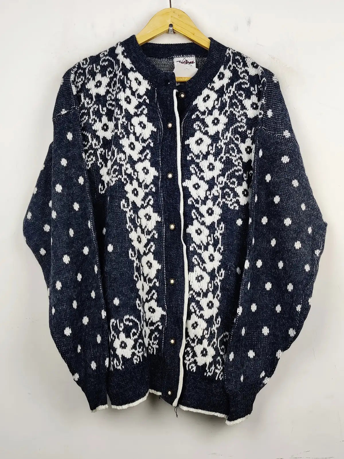 Buy online pre-used pre-loved 100% authentic & Original branded Top Style (LS-7750) available in Pakistan. Top international brands avilable.