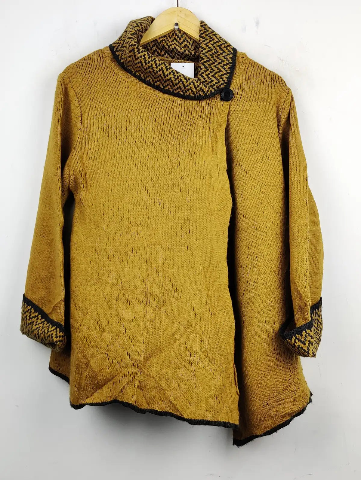 Buy online pre-used pre-loved 100% authentic & Original branded Unknown Brand (LS-7752) available in Pakistan. Top international brands avilable.