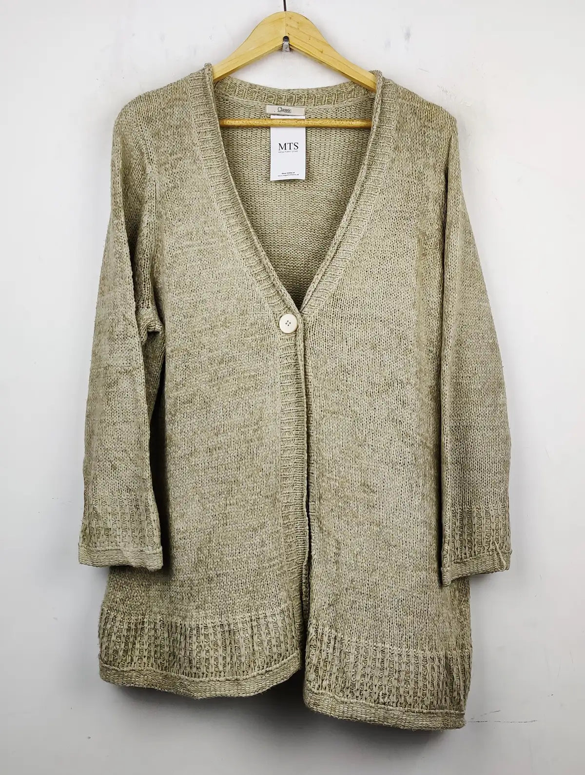Buy online pre-used pre-loved 100% authentic & Original branded Classic (LS-7881) available in Pakistan. Top international brands avilable.