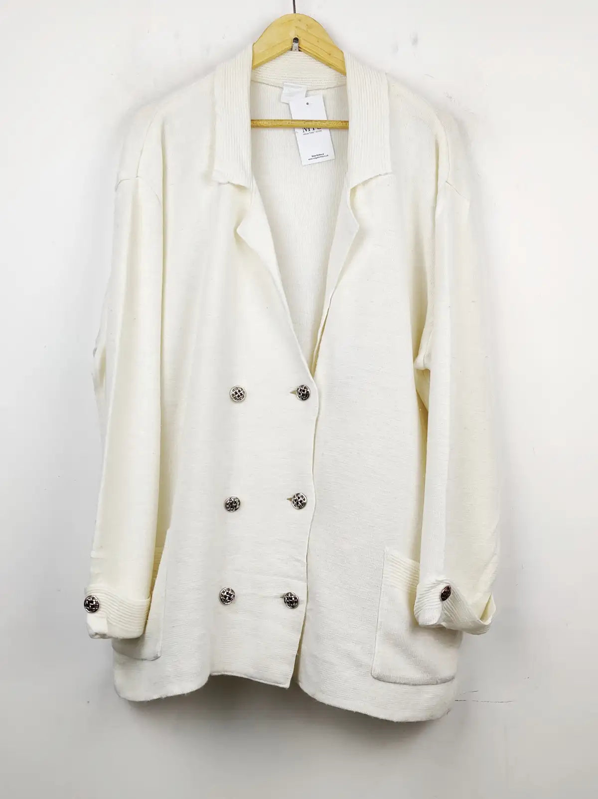 Buy online pre-used pre-loved 100% authentic & Original branded Unknown Brand (LS-7901) available in Pakistan. Top international brands avilable.