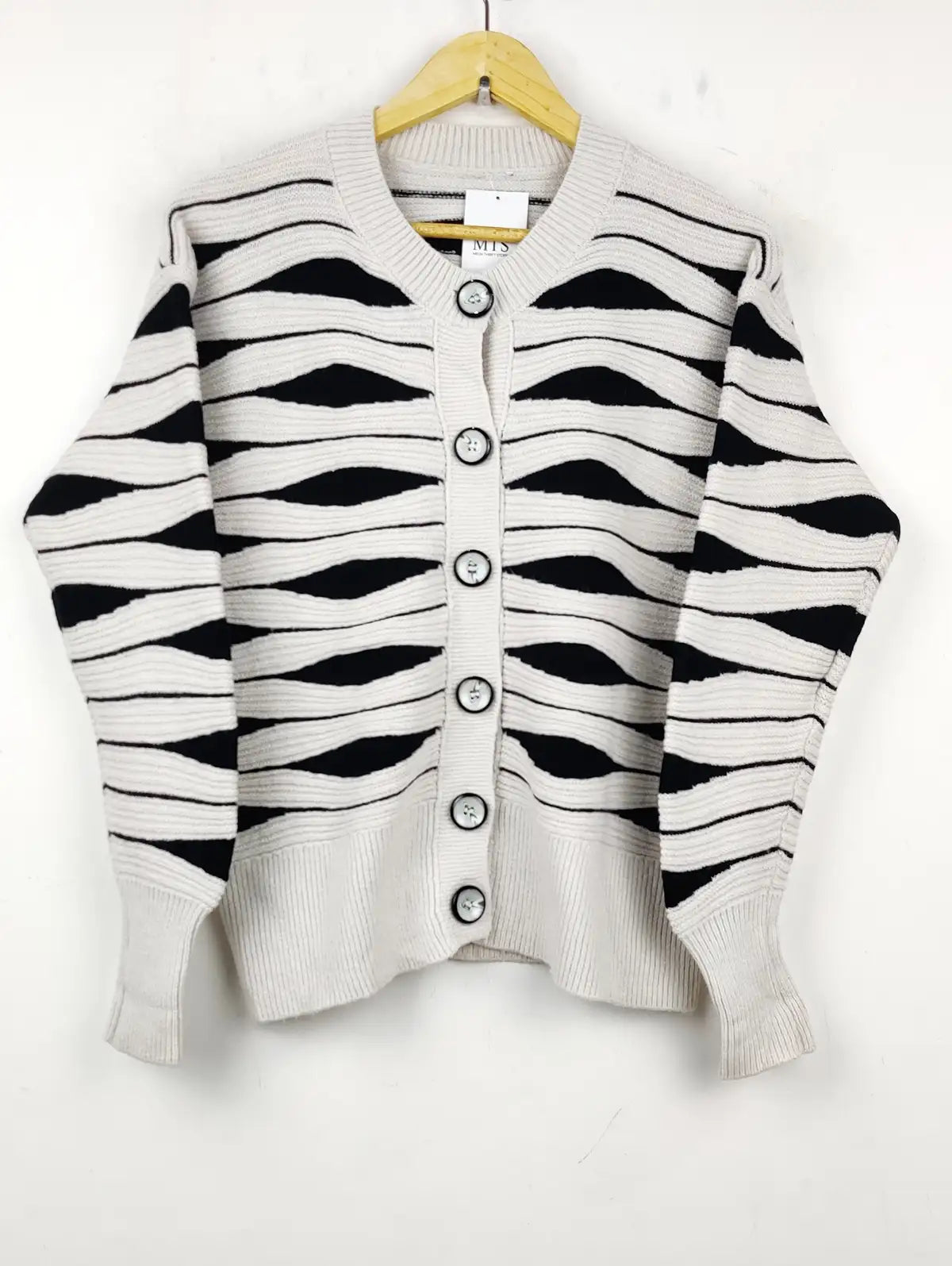 Buy online pre-used pre-loved 100% authentic & Original branded Unknown Brand (LS-8032) available in Pakistan. Top international brands avilable.