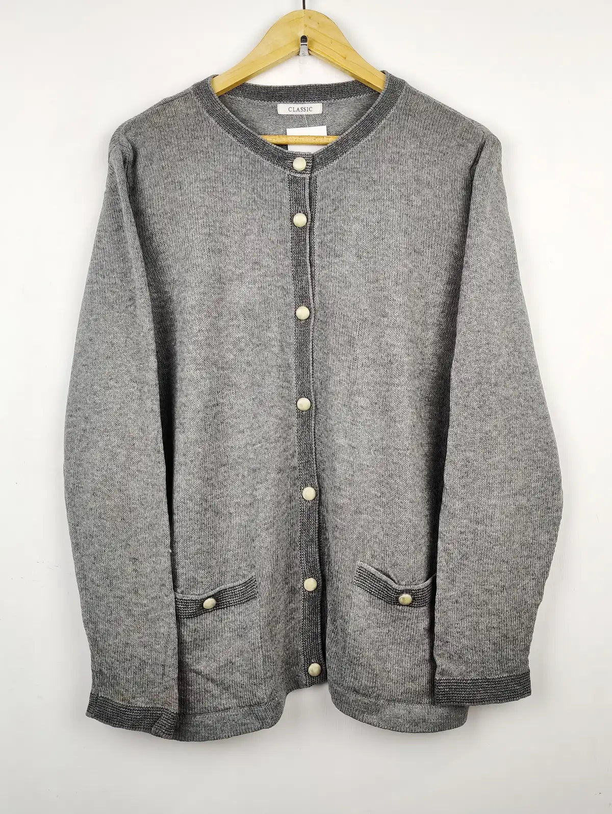 Buy online pre-used pre-loved 100% authentic & Original branded Classic (LS-8569) available in Pakistan. Top international brands avilable.