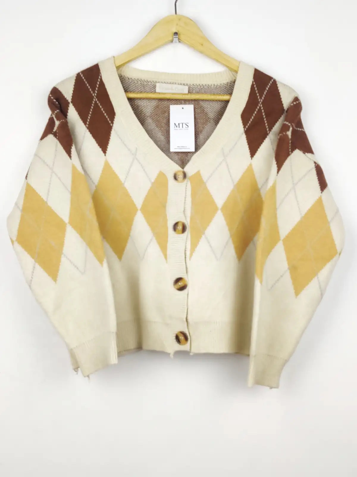 Buy online pre-used pre-loved 100% authentic & Original branded Grace & Chili (LS-8589) available in Pakistan. Top international brands avilable.