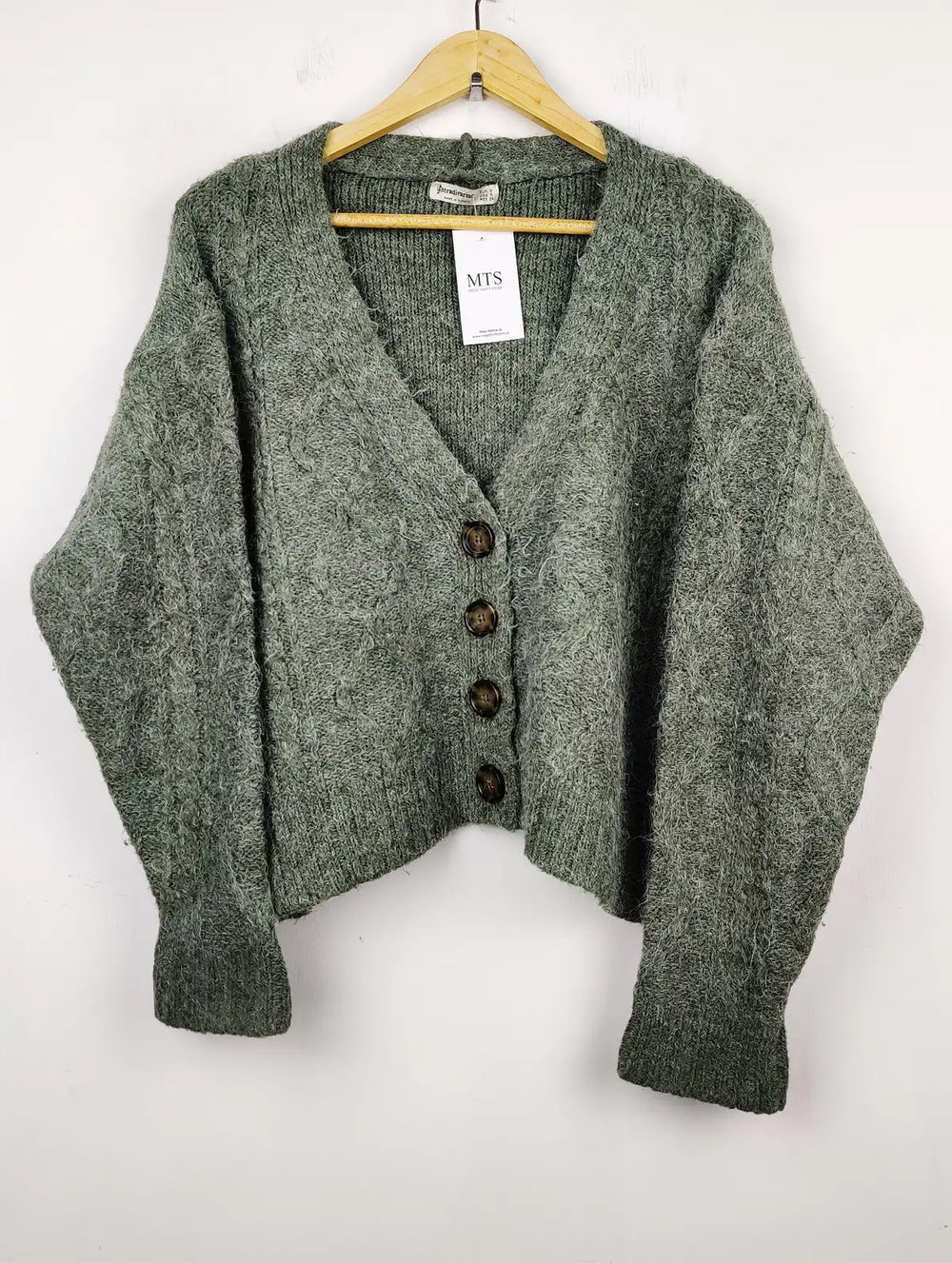 Buy online pre-used pre-loved 100% authentic & Original branded Stradivarius (LS-8677) available in Pakistan. Top international brands avilable.