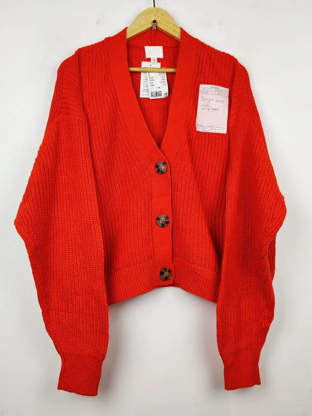 Buy online pre-used pre-loved 100% authentic & Original branded H&M (LS-8718) available in Pakistan. Top international brands avilable.