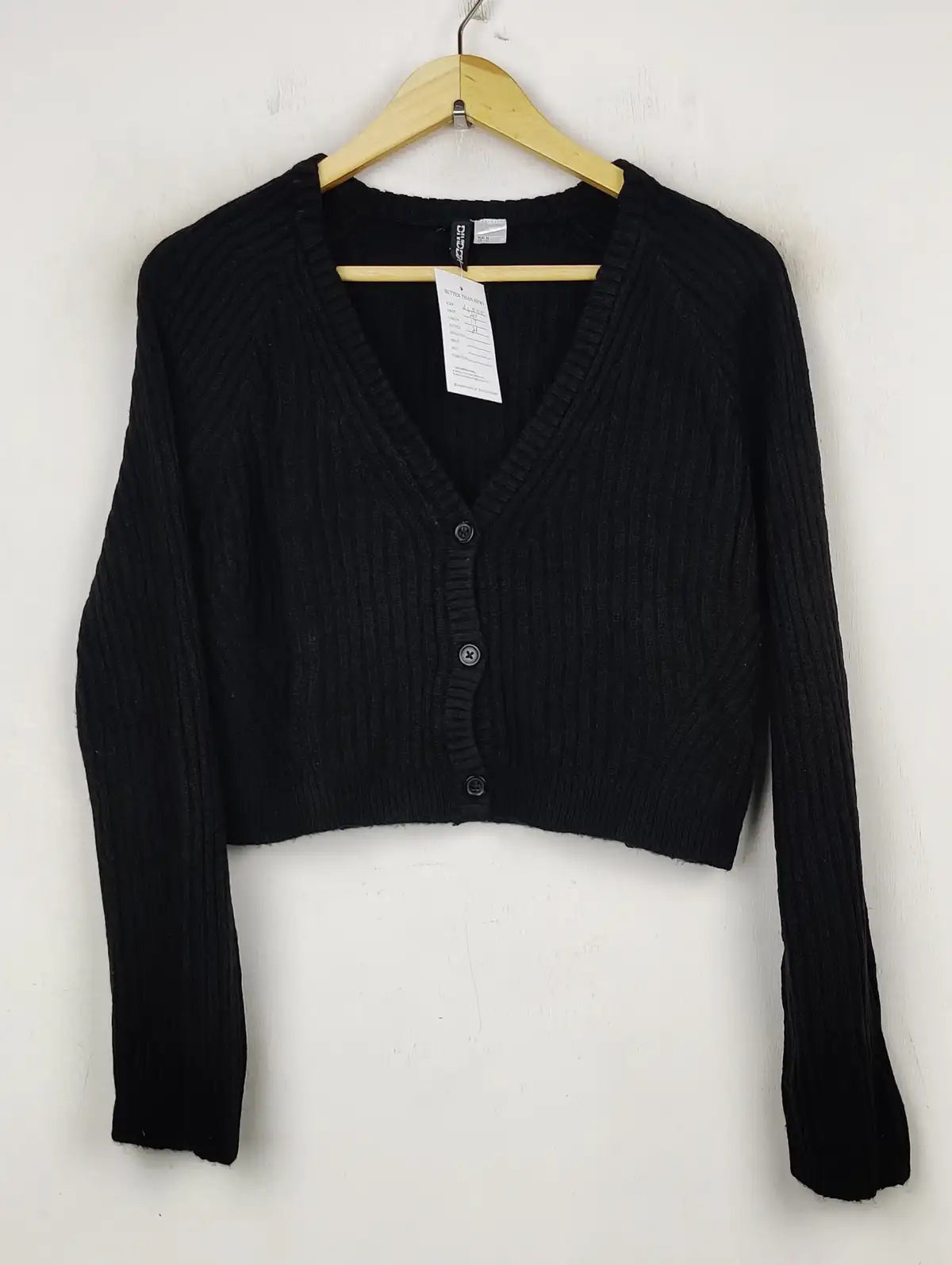 Buy online pre-used pre-loved 100% authentic & Original branded H&M (LS-8915) available in Pakistan. Top international brands avilable.