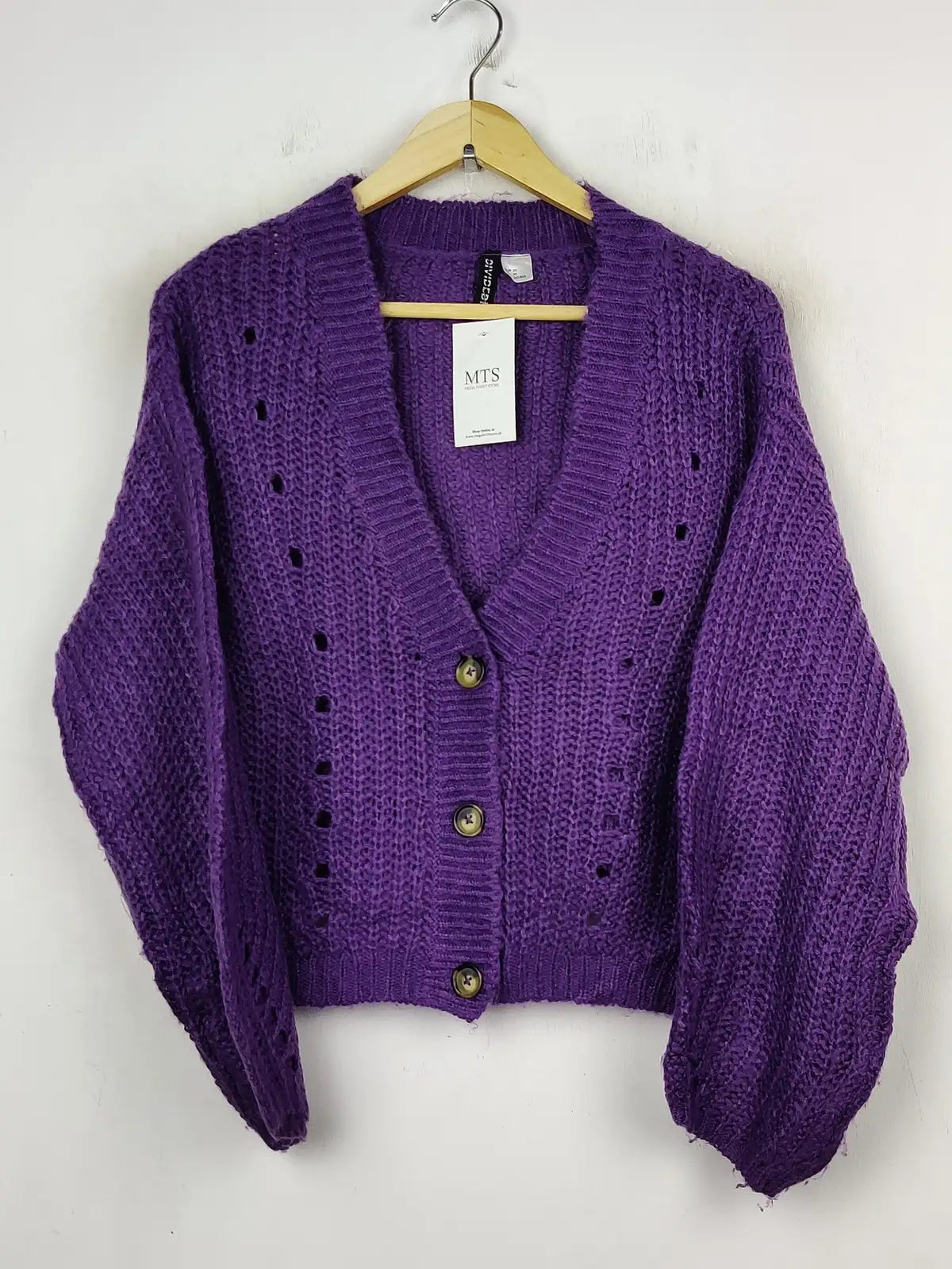 Buy online pre-used pre-loved 100% authentic & Original branded H&M (LS-8928) available in Pakistan. Top international brands avilable.