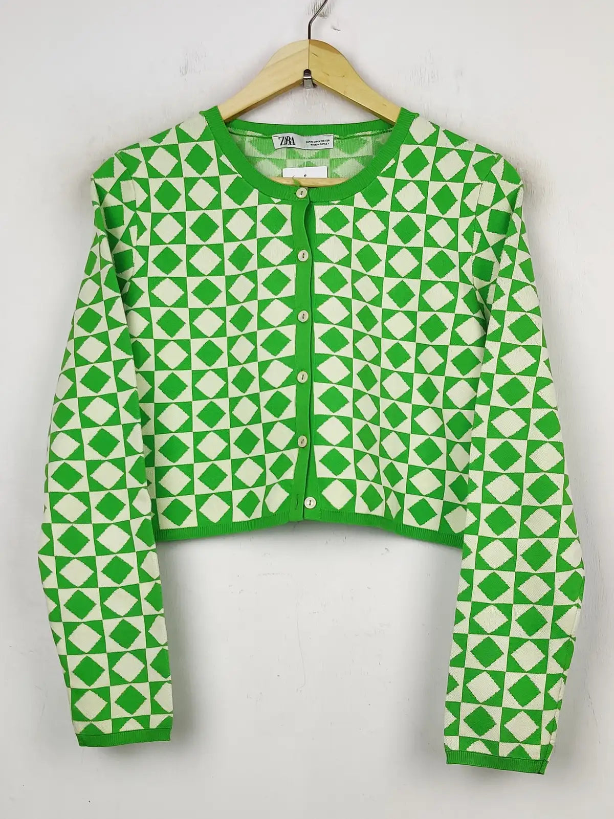 Buy online pre-used pre-loved 100% authentic & Original branded Zara (LS-8931) available in Pakistan. Top international brands avilable.