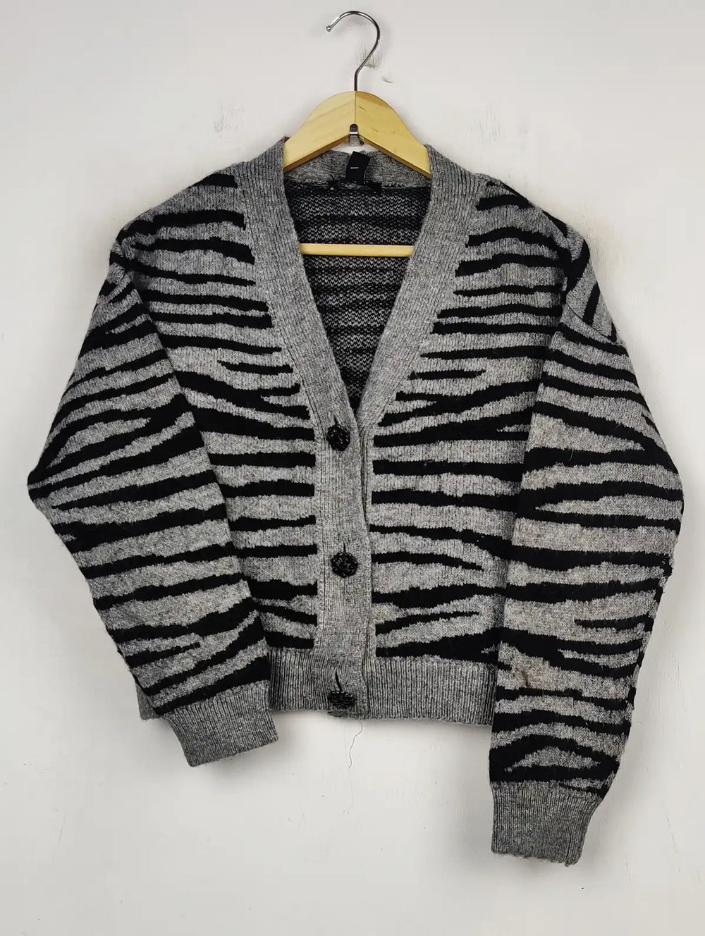 Buy online pre-used pre-loved 100% authentic & Original branded New Look (LS-8969) available in Pakistan. Top international brands avilable.