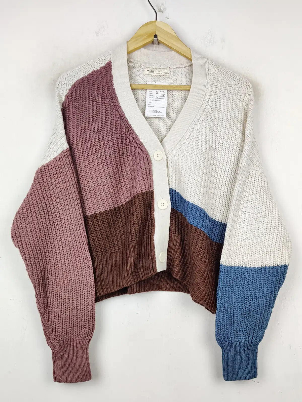 Buy online pre-used pre-loved 100% authentic & Original branded Pull&Bear (LS-9042) available in Pakistan. Top international brands avilable.