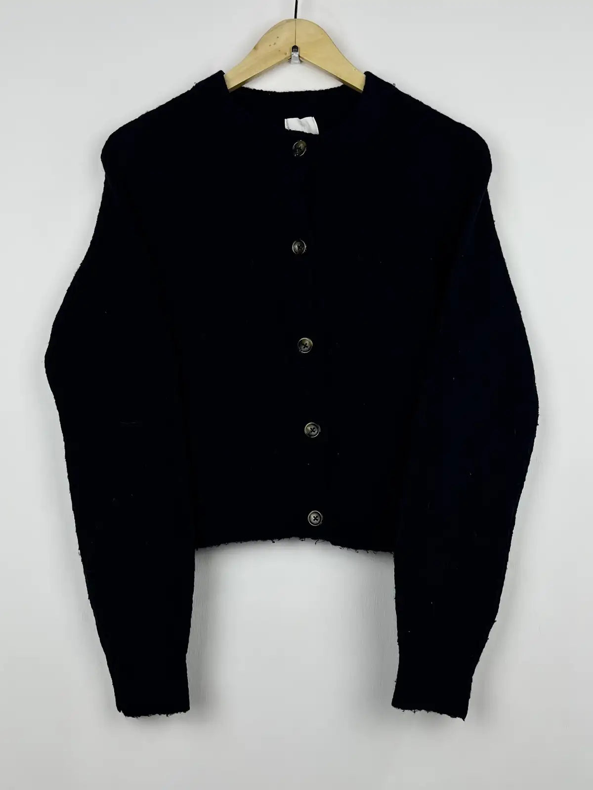 Buy online pre-used pre-loved 100% authentic & Original branded H&M (LS-9445) available in Pakistan. Top international brands avilable.