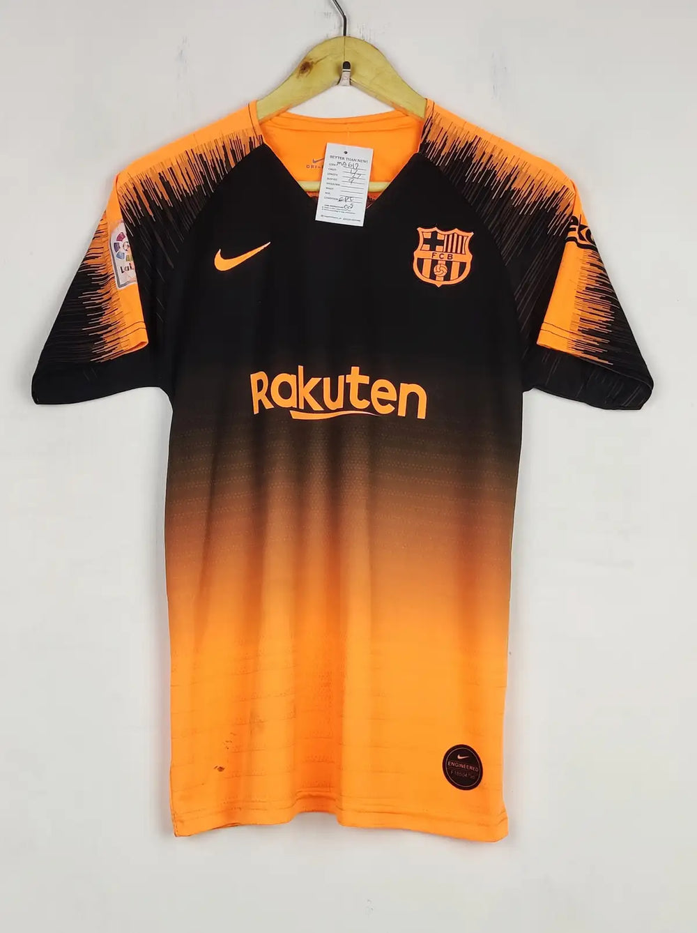 Buy online pre-used pre-loved 100% authentic & Original branded Dri Fit (MA-612) available in Pakistan. Top international brands avilable.
