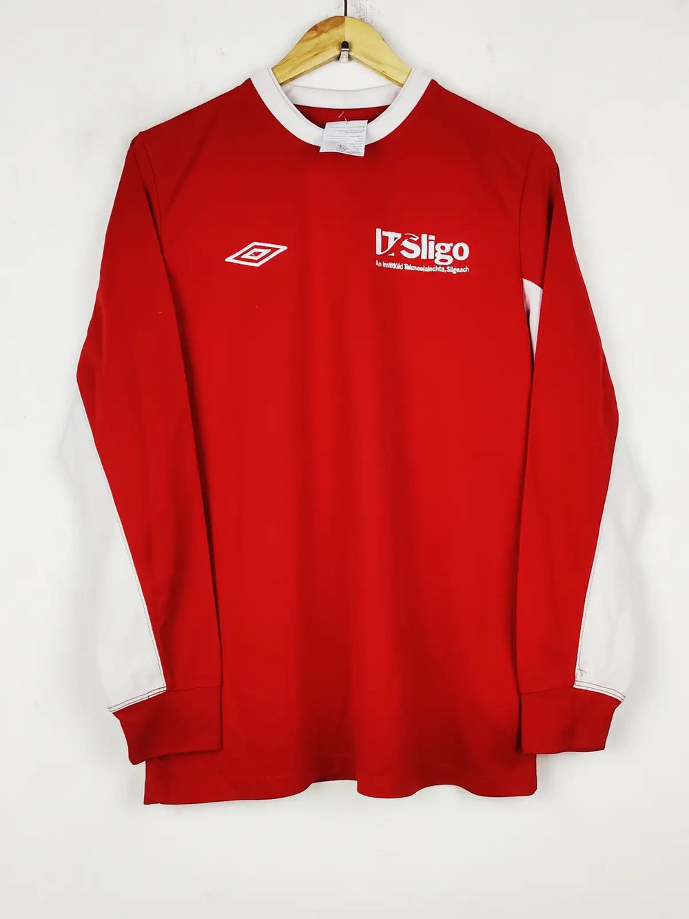 Buy online pre-used pre-loved 100% authentic & Original branded Umbro (MA-691) available in Pakistan. Top international brands avilable.