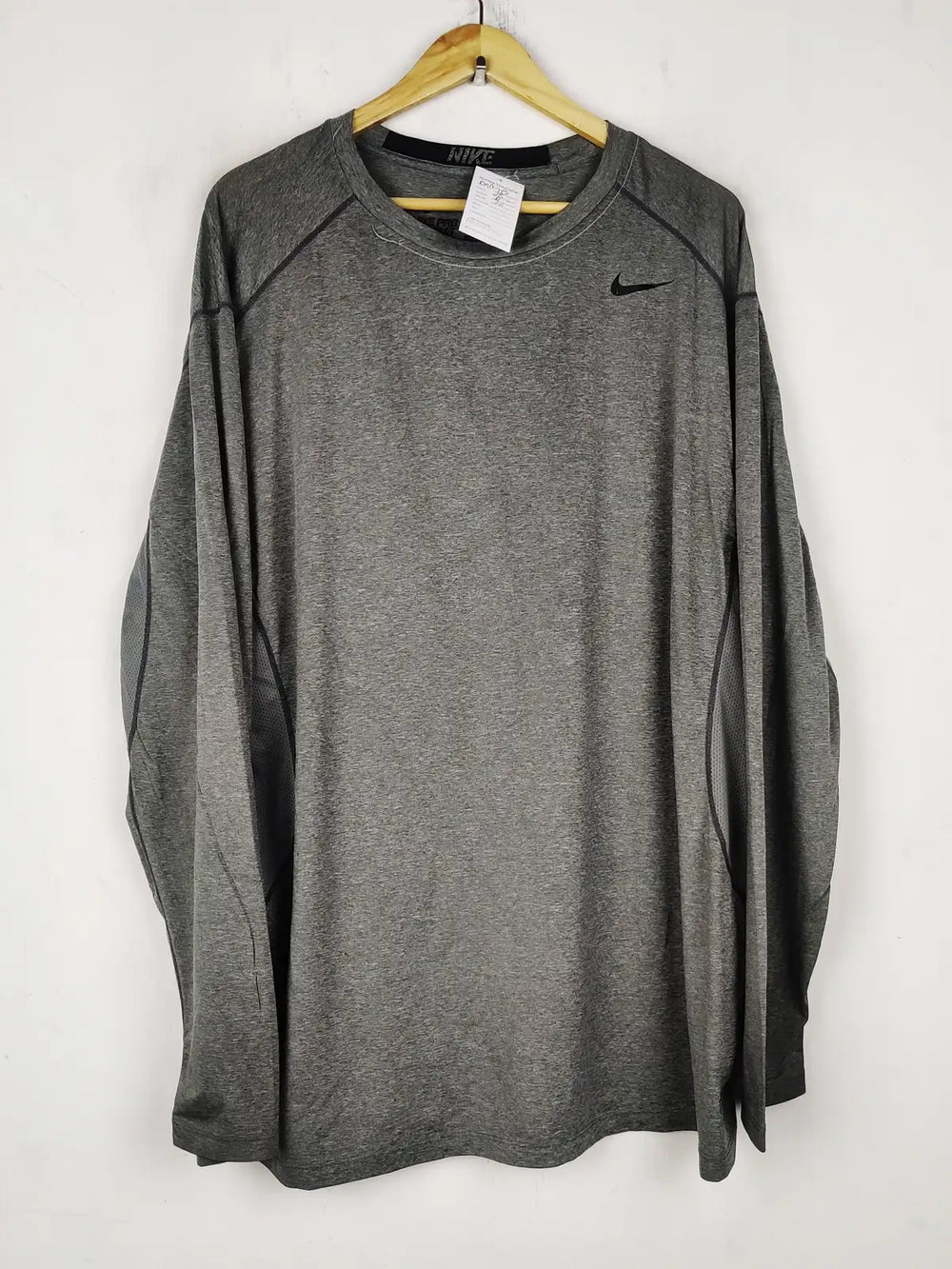Buy online pre-used pre-loved 100% authentic & Original branded N.I.K.E (MA-715) available in Pakistan. Top international brands avilable.