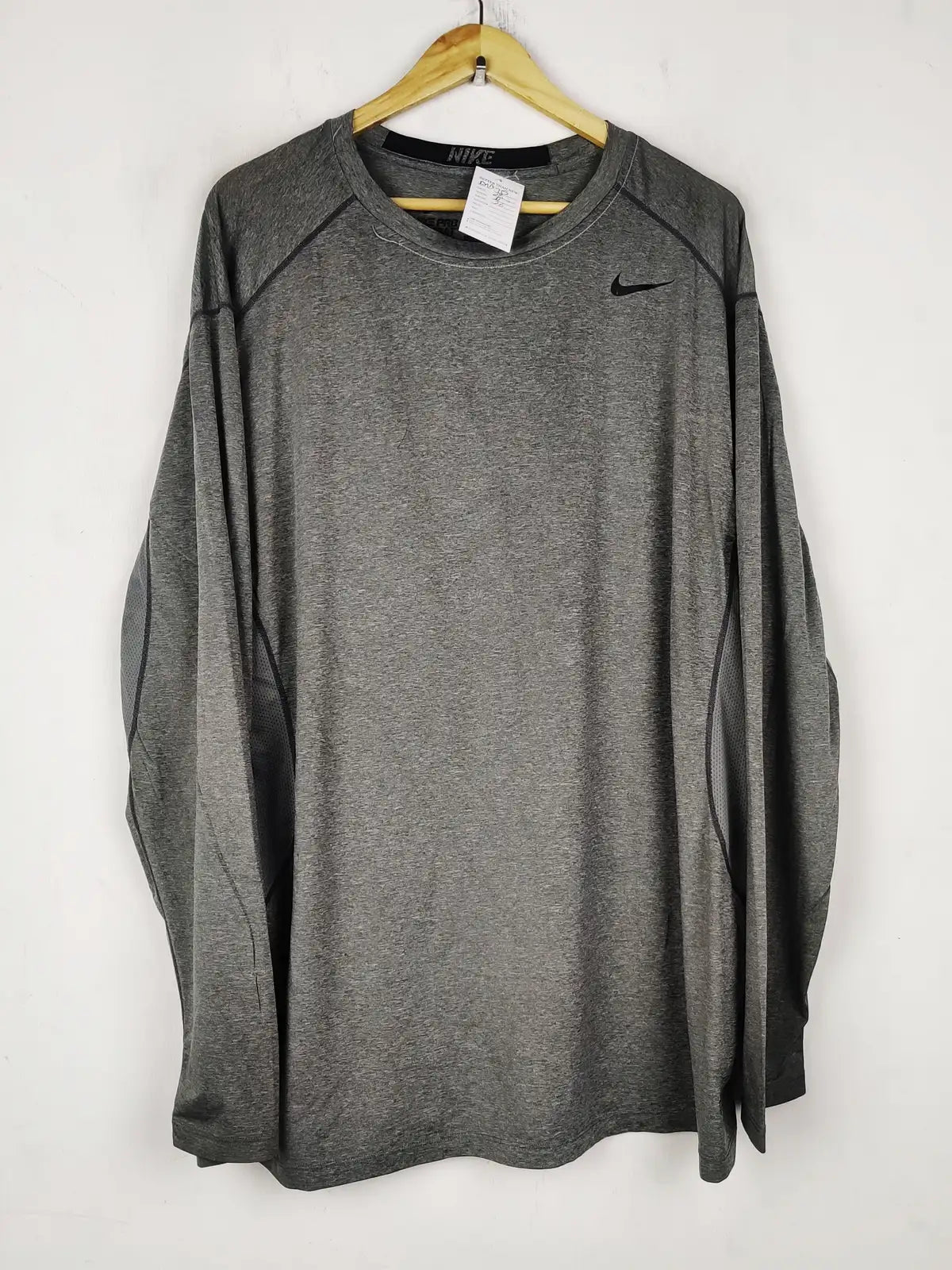 Buy online pre-used pre-loved 100% authentic & Original branded N.I.K.E (MA-715) available in Pakistan. Top international brands avilable.